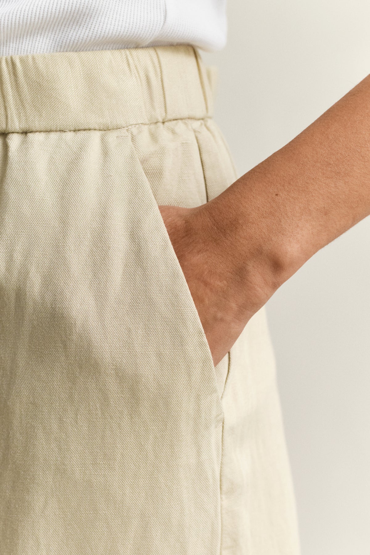 MODEL WEARING LINEN BLEND PULL ON PANTS
