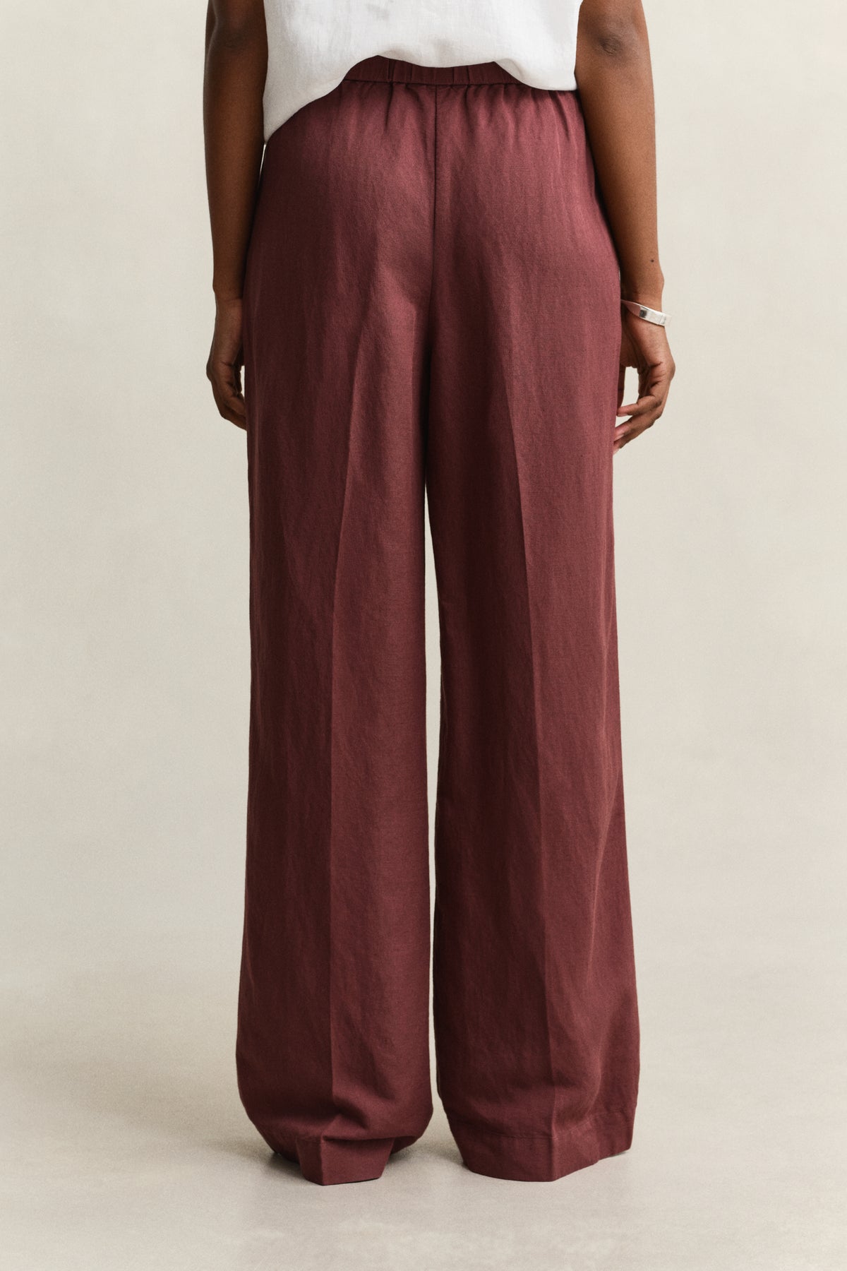 FRESH SOIL, LINEN BLEND PULL ON PANTS, BACK-VIEW BY GANT AU.