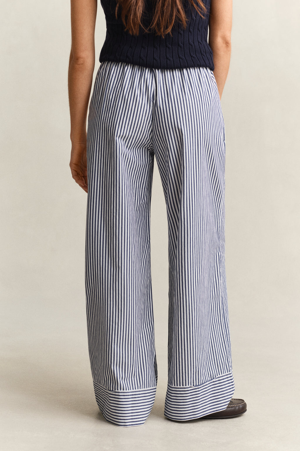 RICH NAVY, STRIPE POPLIN PULL ON PANTS, BACK-VIEW BY GANT AU.