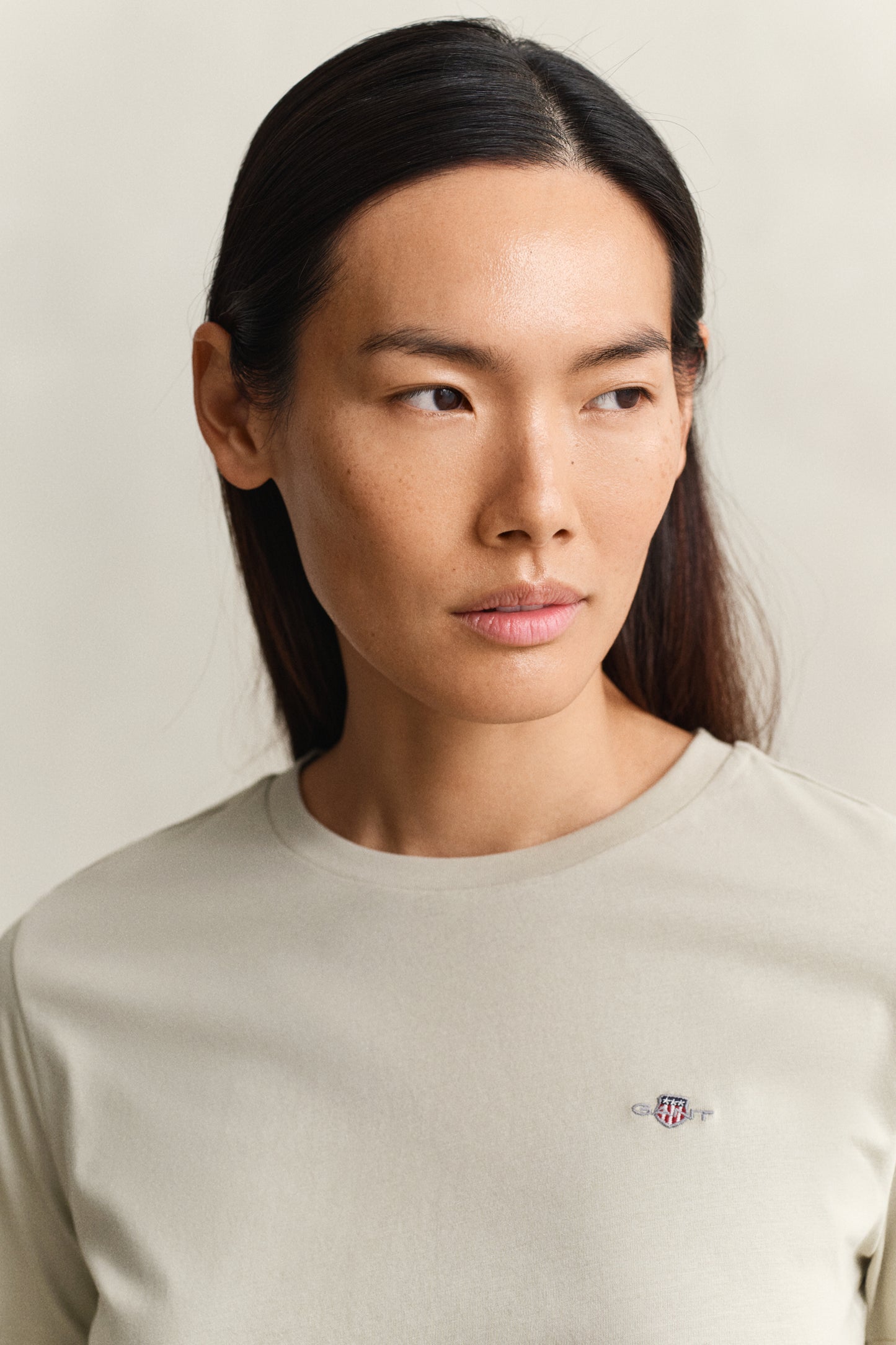 COUNTRY BEIGE, REG SHIELD SS T-SHIRT, CLOSE-UP BY GANT AU.