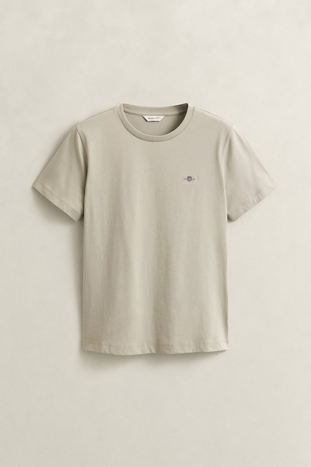 COUNTRY BEIGE, REG SHIELD SS T-SHIRT, FLAT-LAY BY GANT AU.