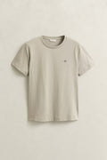 COUNTRY BEIGE, REG SHIELD SS T-SHIRT, FLAT-LAY BY GANT AU.