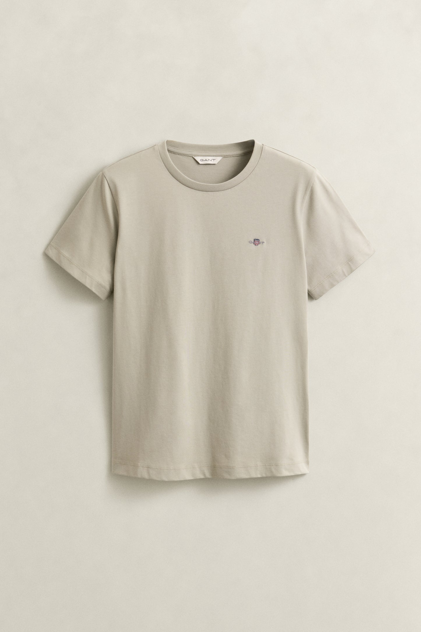 COUNTRY BEIGE, REG SHIELD SS T-SHIRT, FLAT-LAY BY GANT AU.