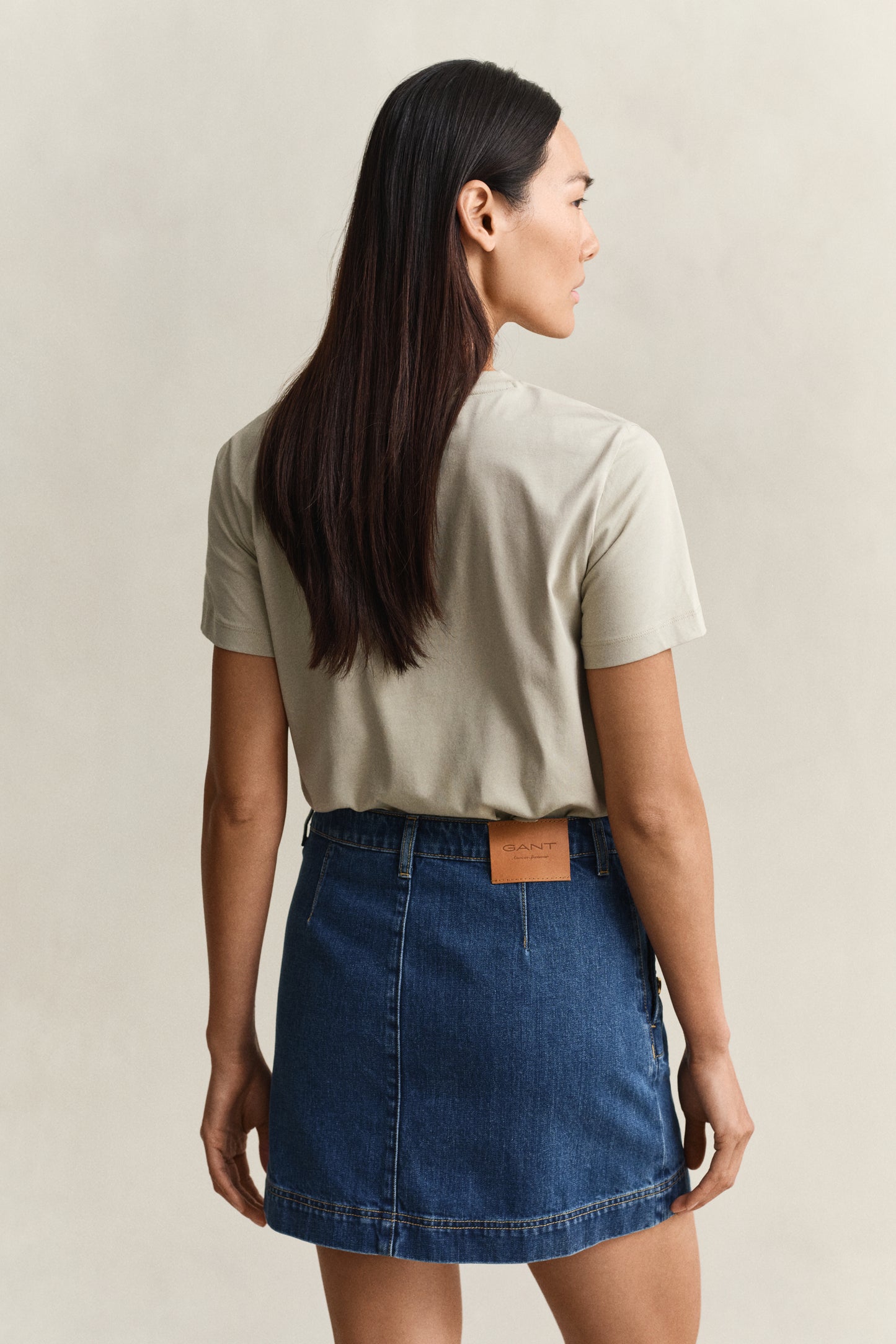 COUNTRY BEIGE, REG SHIELD SS T-SHIRT, BACK-VIEW BY GANT AU.