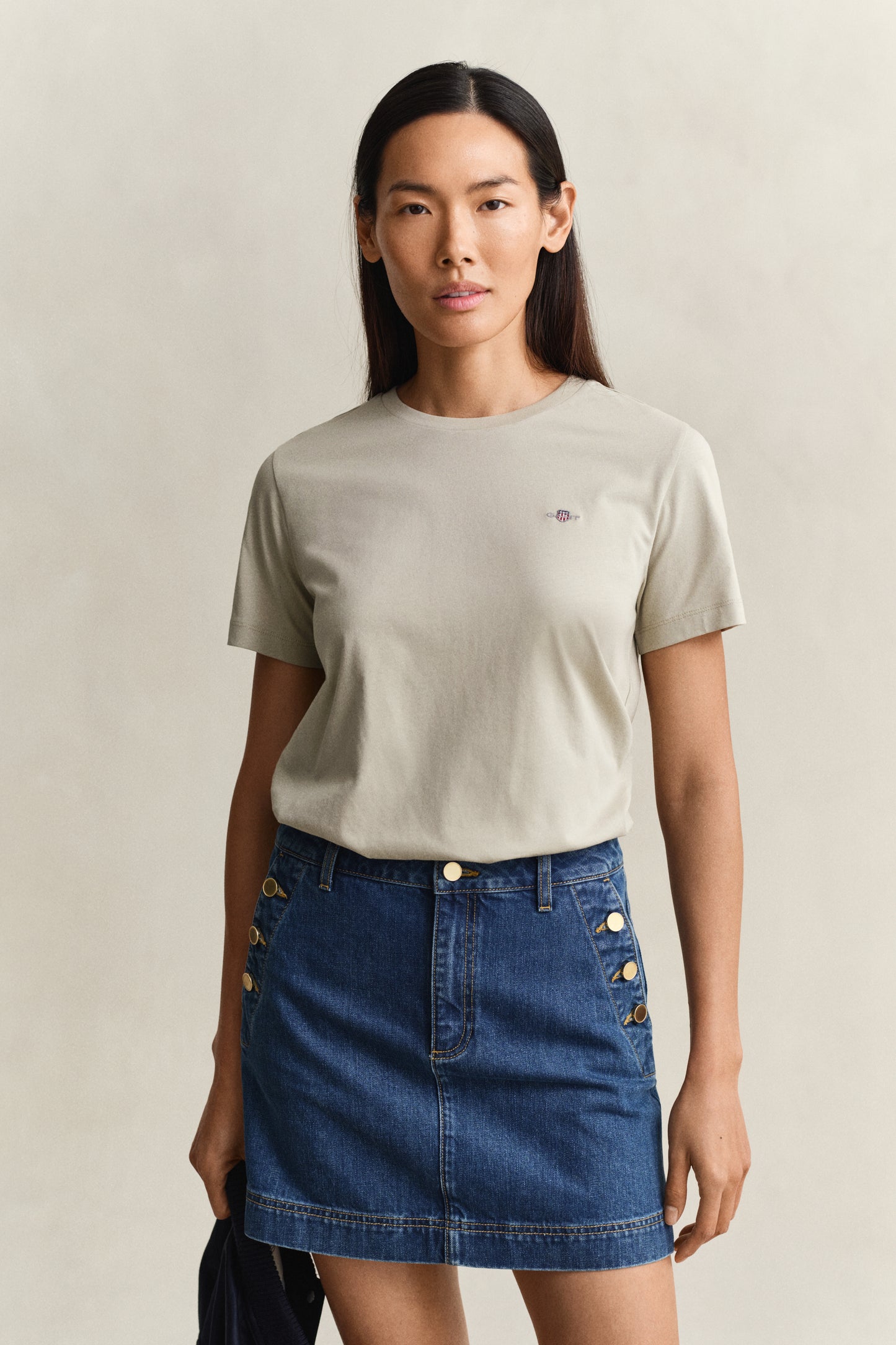 COUNTRY BEIGE, REG SHIELD SS T-SHIRT, FRONT-VIEW BY GANT AU.