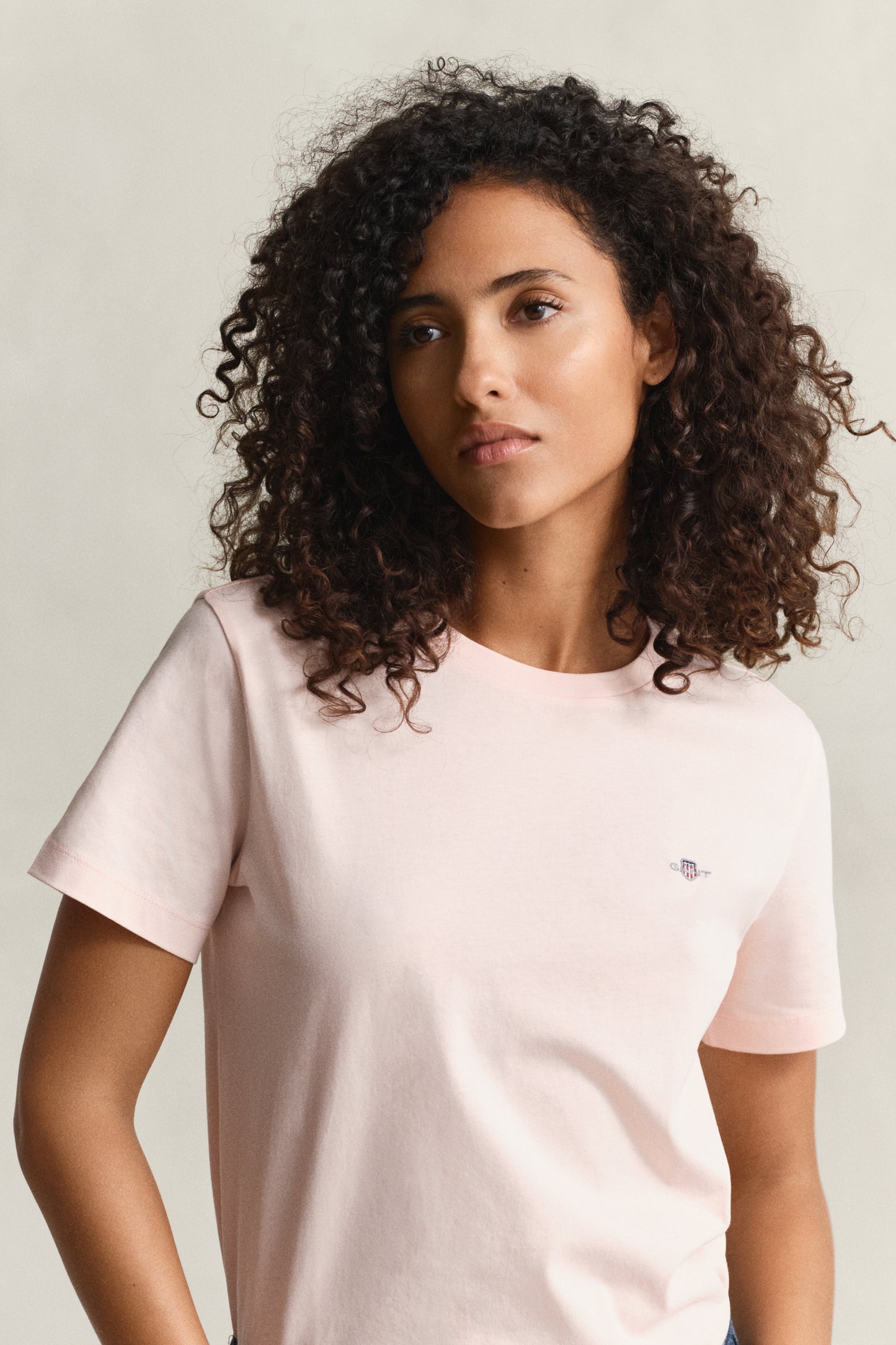 APRICOT PINK, REG SHIELD SS T-SHIRT, CLOSE-UP BY GANT AU.