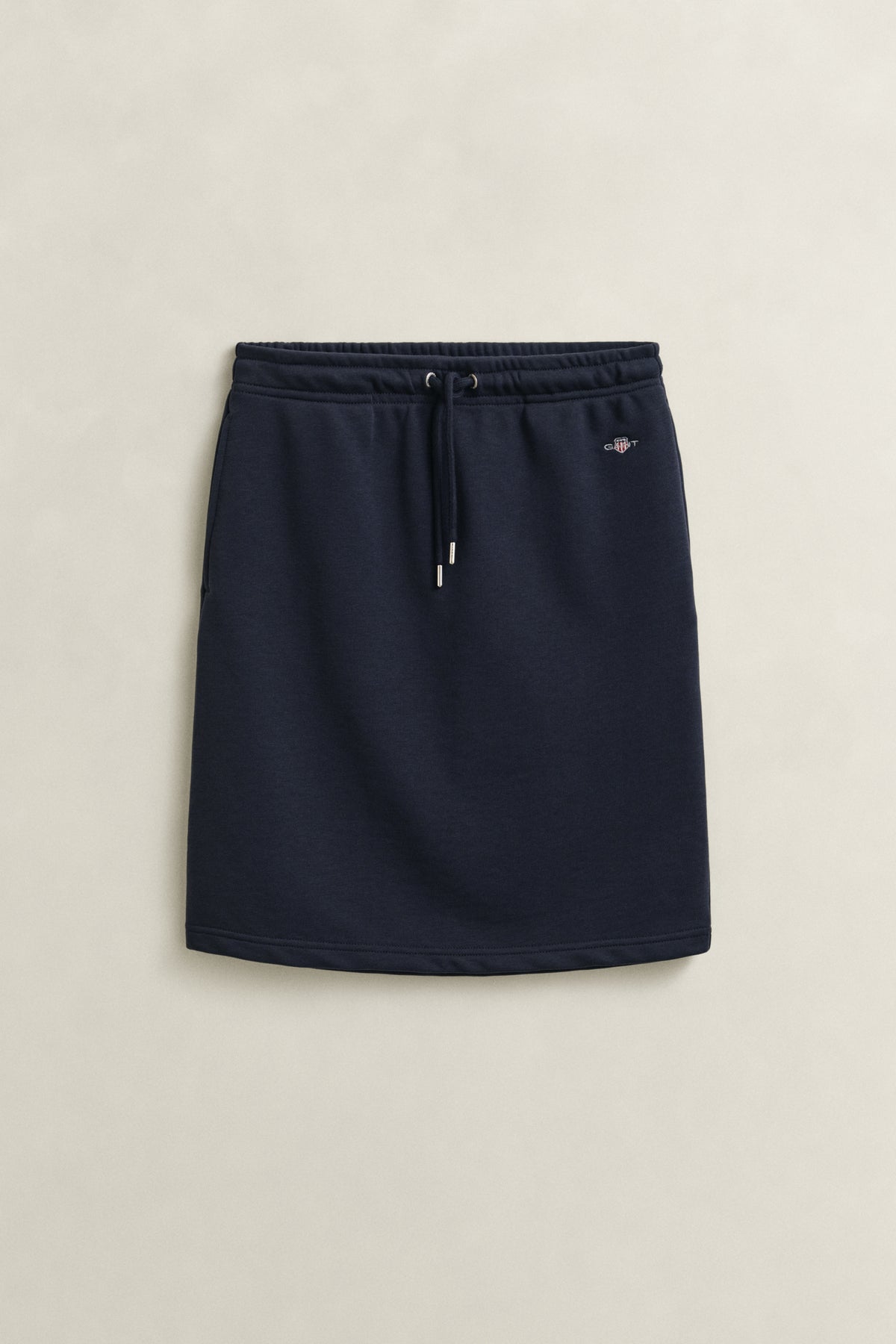 EVENING BLUE, REG SHIELD JERSEY SKIRT, FLAT-LAY BY GANT AU.
