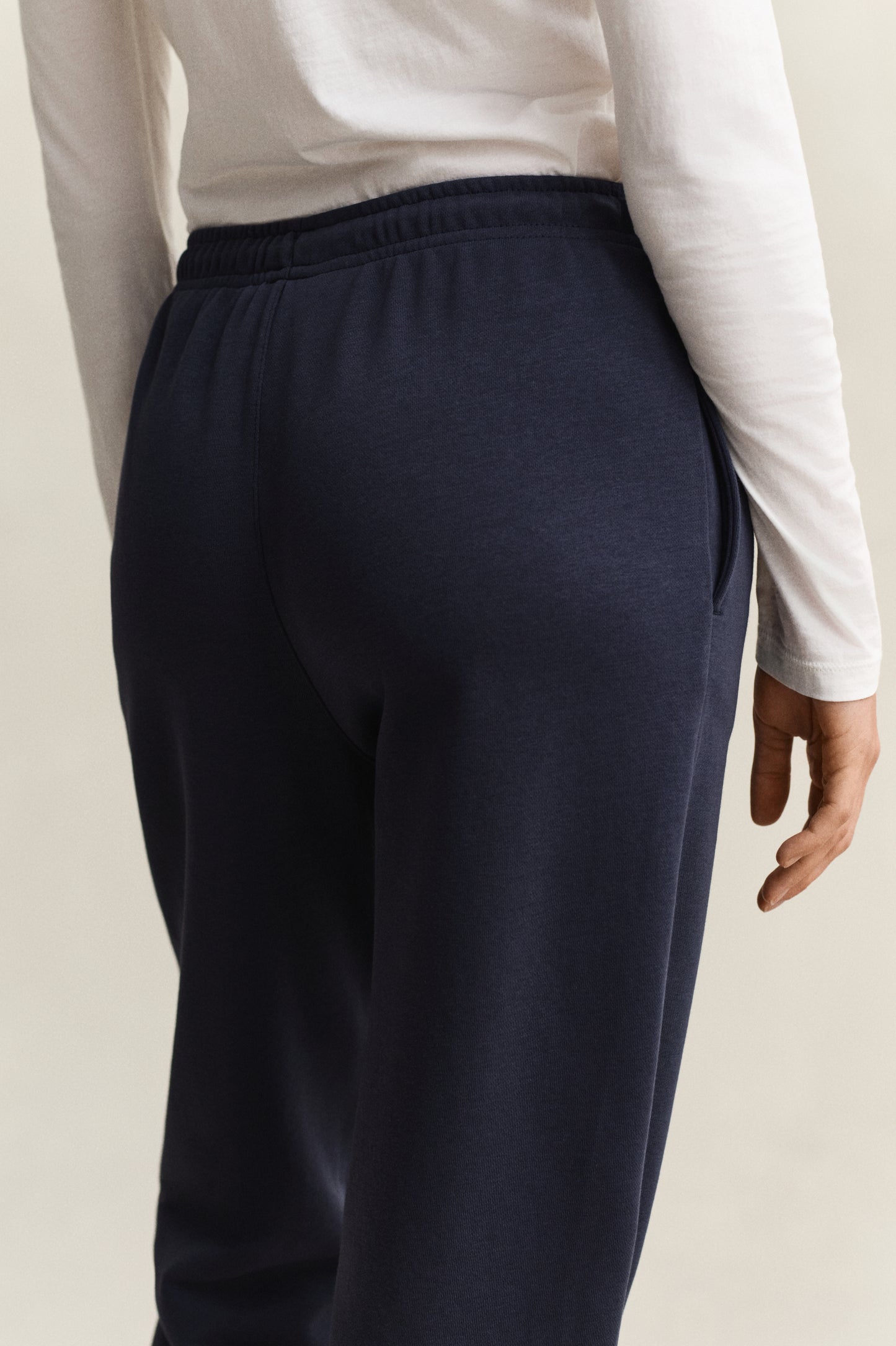 EVENING BLUE, REG SHIELD SWEATPANTS, CLOSE-UP BY GANT AU.