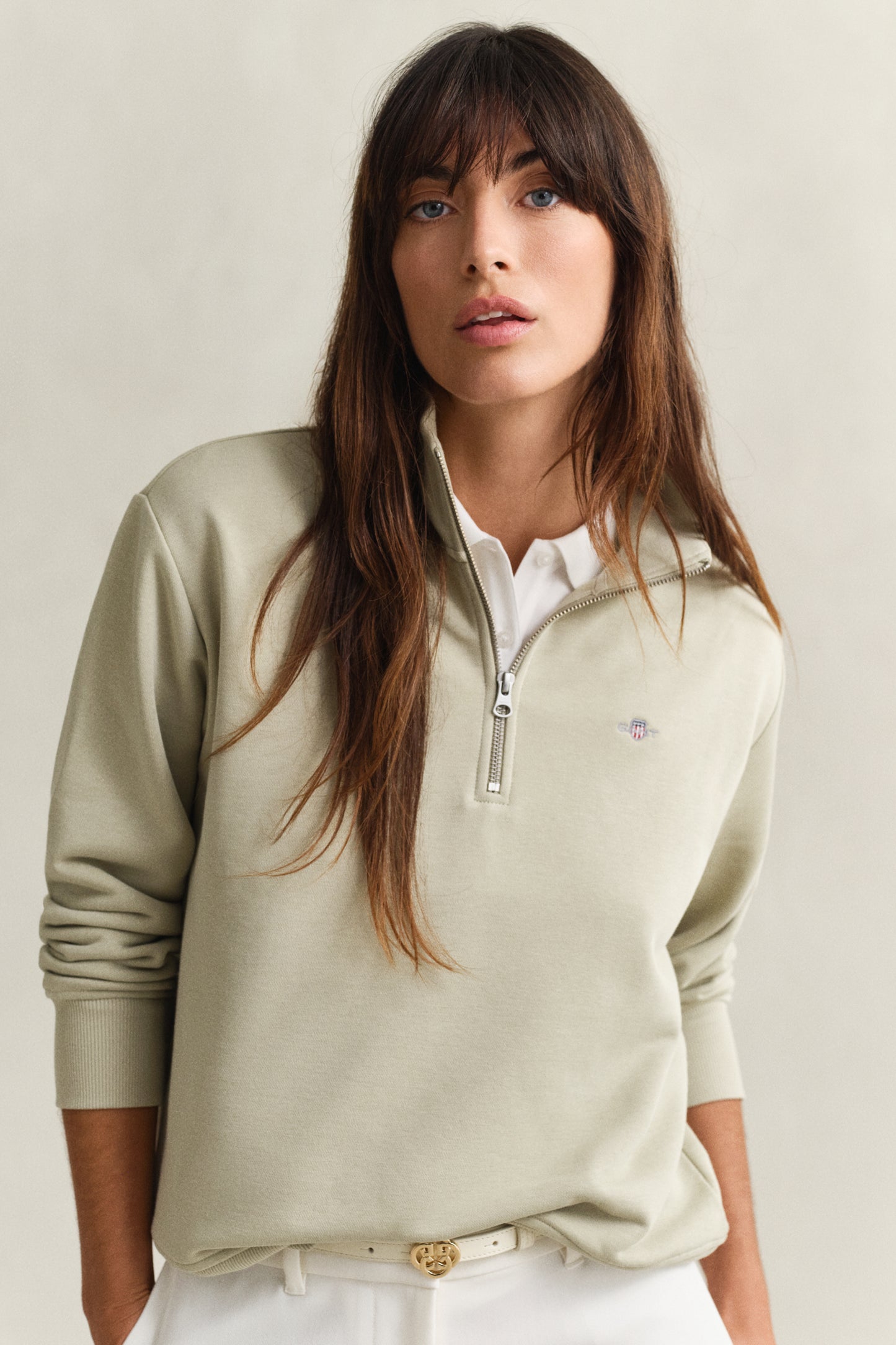 COUNTRY BEIGE, SHIELD HALF-ZIP, CLOSE-UP BY GANT AU.