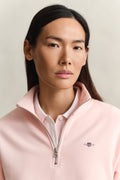 APRICOT PINK, SHIELD HALF-ZIP, CLOSE-UP BY GANT AU.