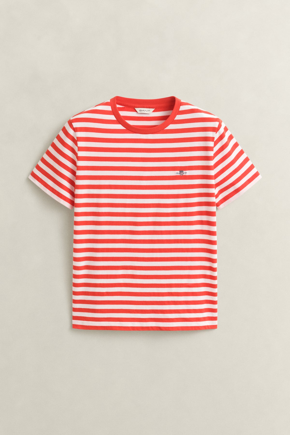 PERFECT RED, REG STRIPED SHIELD SS T-SHIRT, FLAT-LAY BY GANT AU.