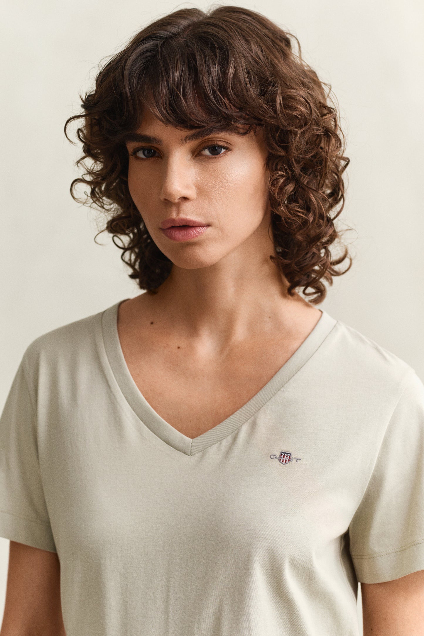 COUNTRY BEIGE, REG SHIELD SS V-NECK T-SHIRT, CLOSE-UP BY GANT AU.