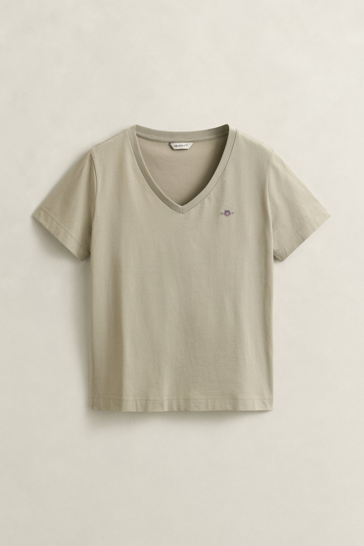 COUNTRY BEIGE, REG SHIELD SS V-NECK T-SHIRT, FLAT-LAY BY GANT AU.