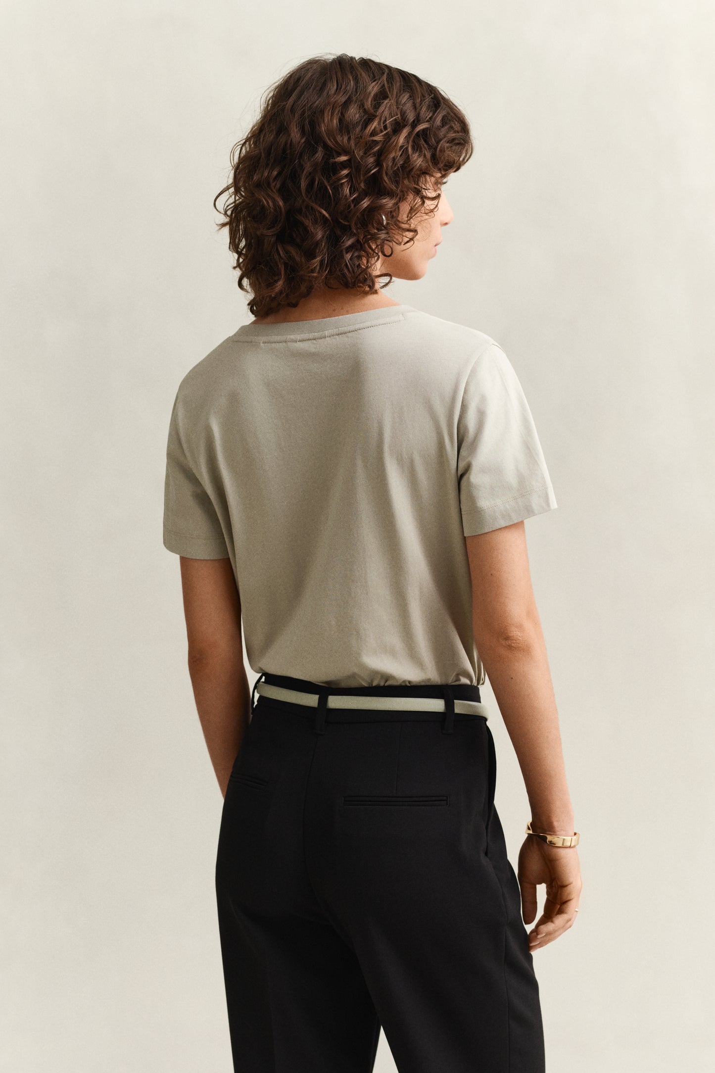 COUNTRY BEIGE, REG SHIELD SS V-NECK T-SHIRT, BACK-VIEW BY GANT AU.