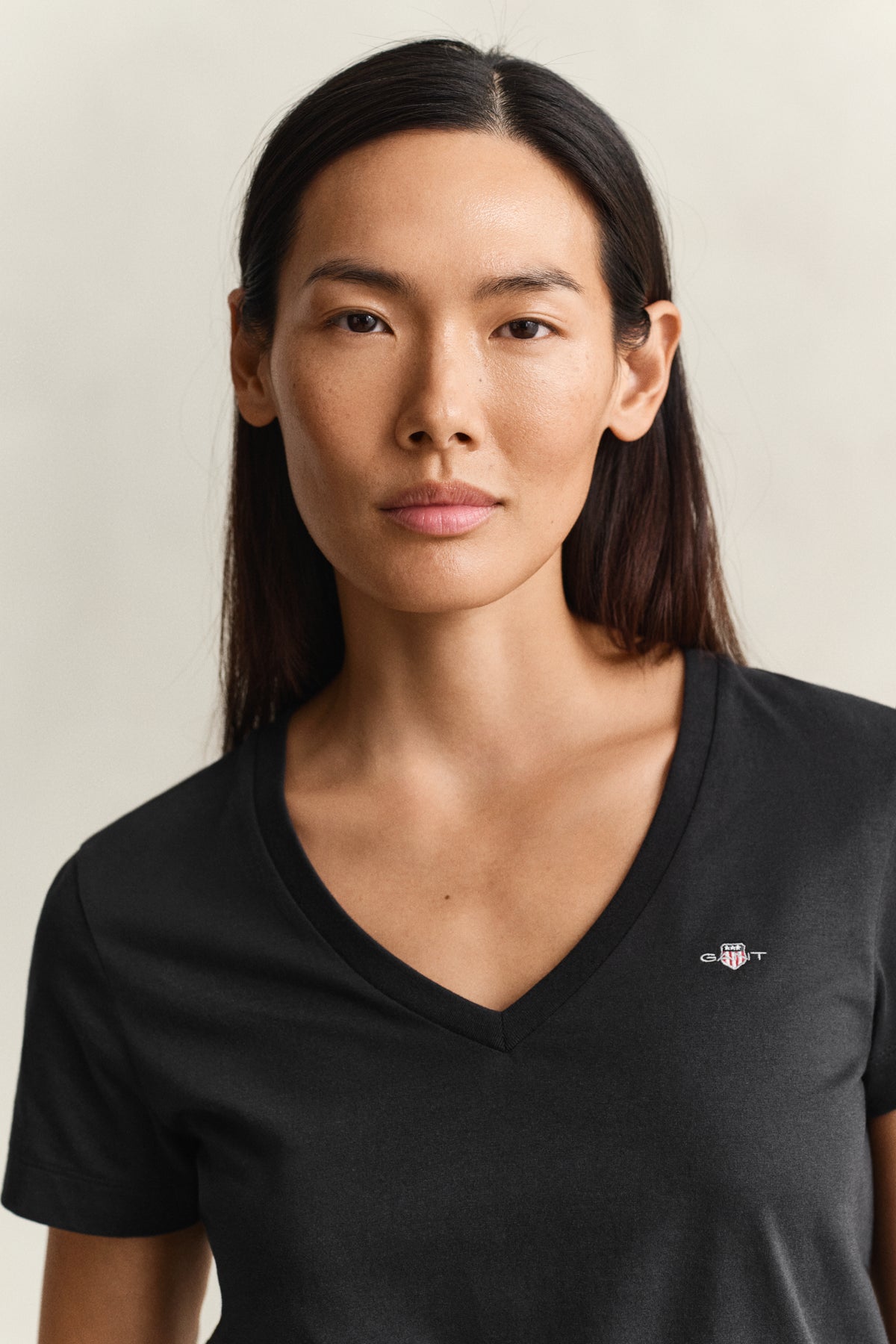 BLACK, REG SHIELD SS V-NECK T-SHIRT, CLOSE-UP BY GANT AU.