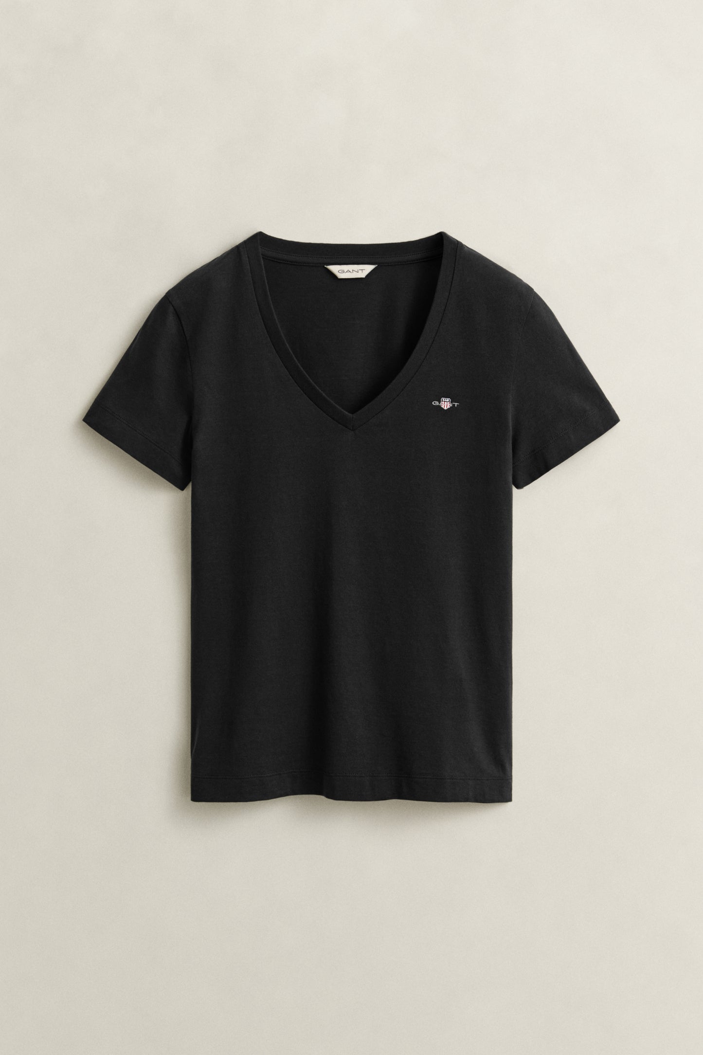 BLACK, REG SHIELD SS V-NECK T-SHIRT, FLAT-LAY BY GANT AU.
