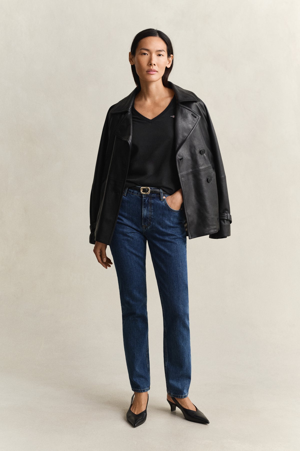 BLACK, REG SHIELD SS V-NECK T-SHIRT BY GANT AU.