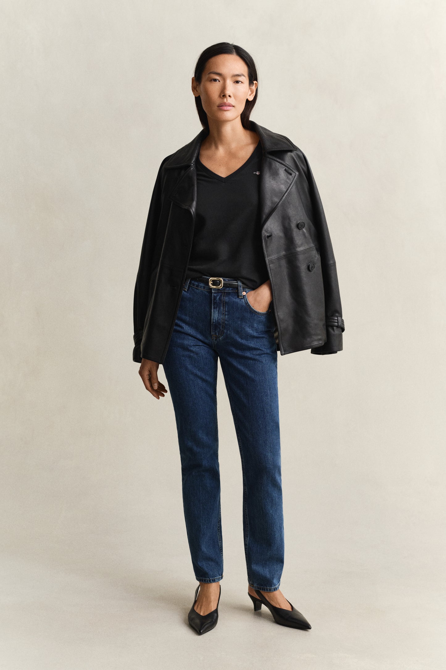 BLACK, REG SHIELD SS V-NECK T-SHIRT BY GANT AU.