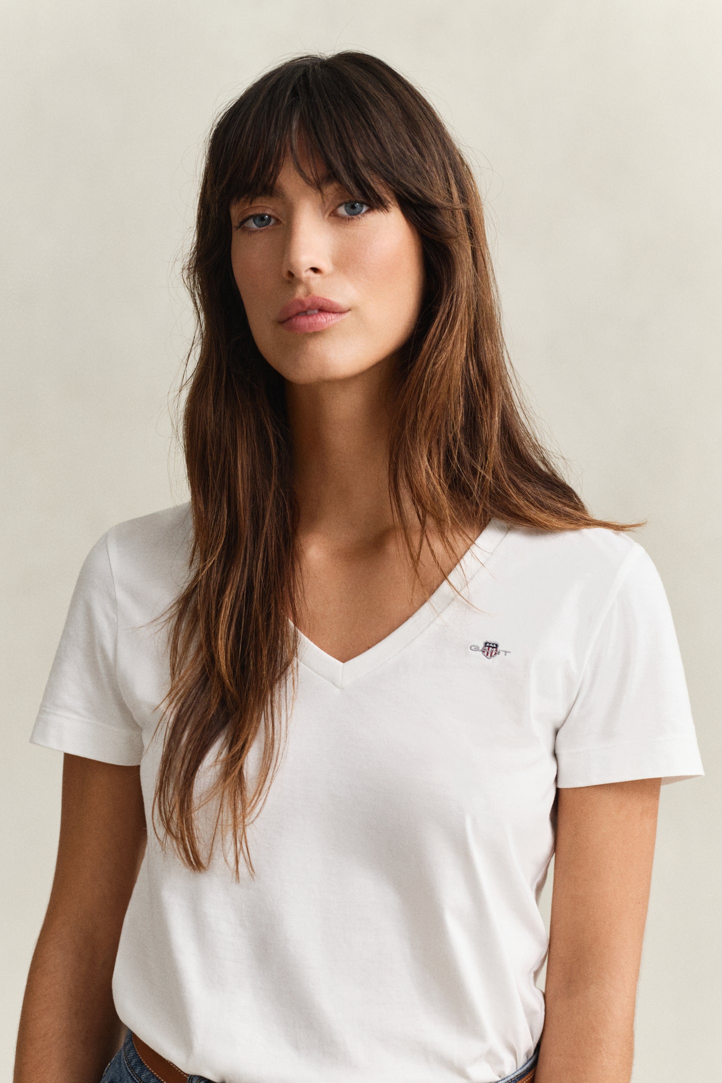 WHITE, REG SHIELD SS V-NECK T-SHIRT, CLOSE-UP BY GANT AU.