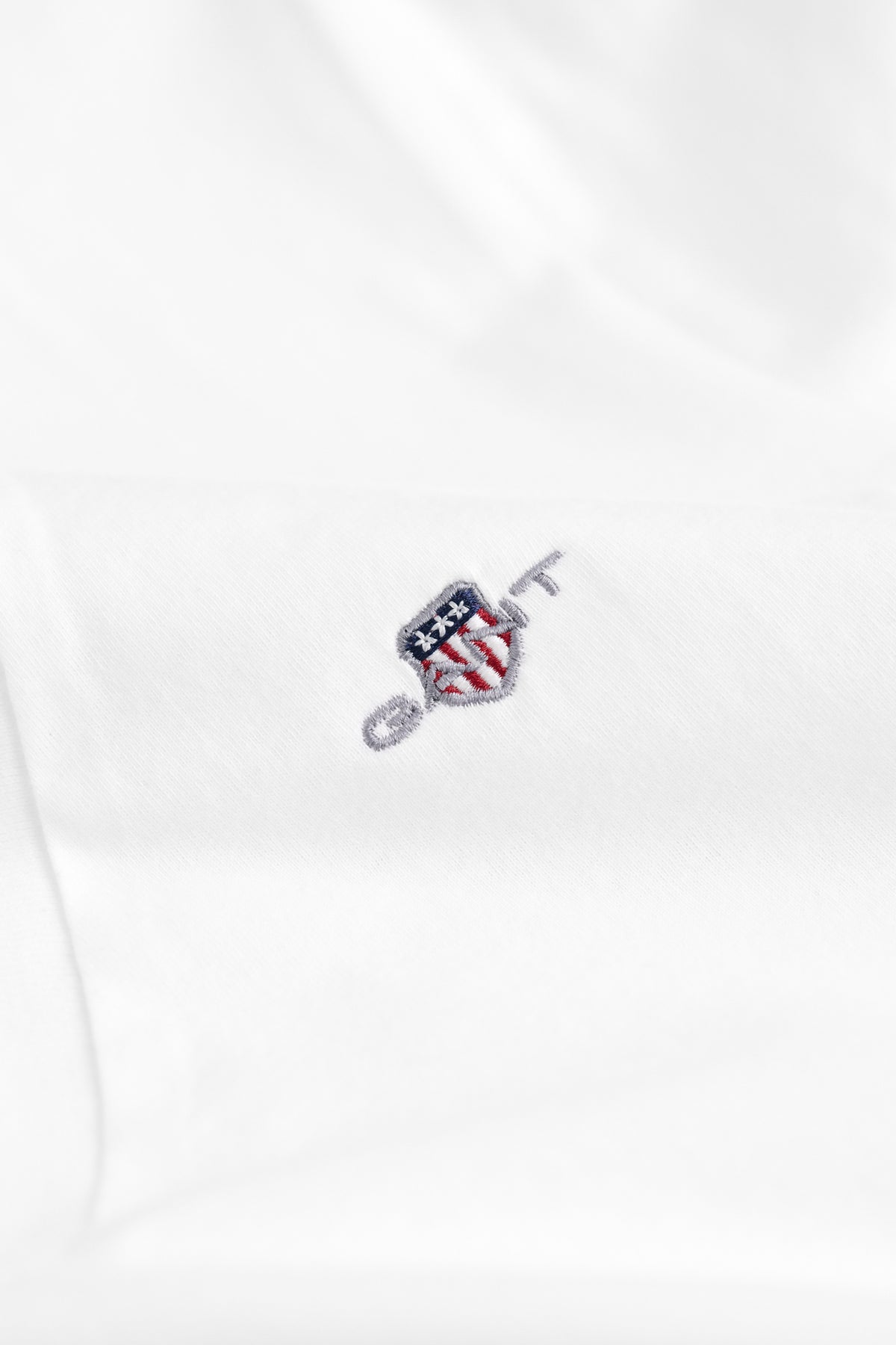 WHITE, REG SHIELD SS V-NECK T-SHIRT, CLOSE-UP BY GANT AU.