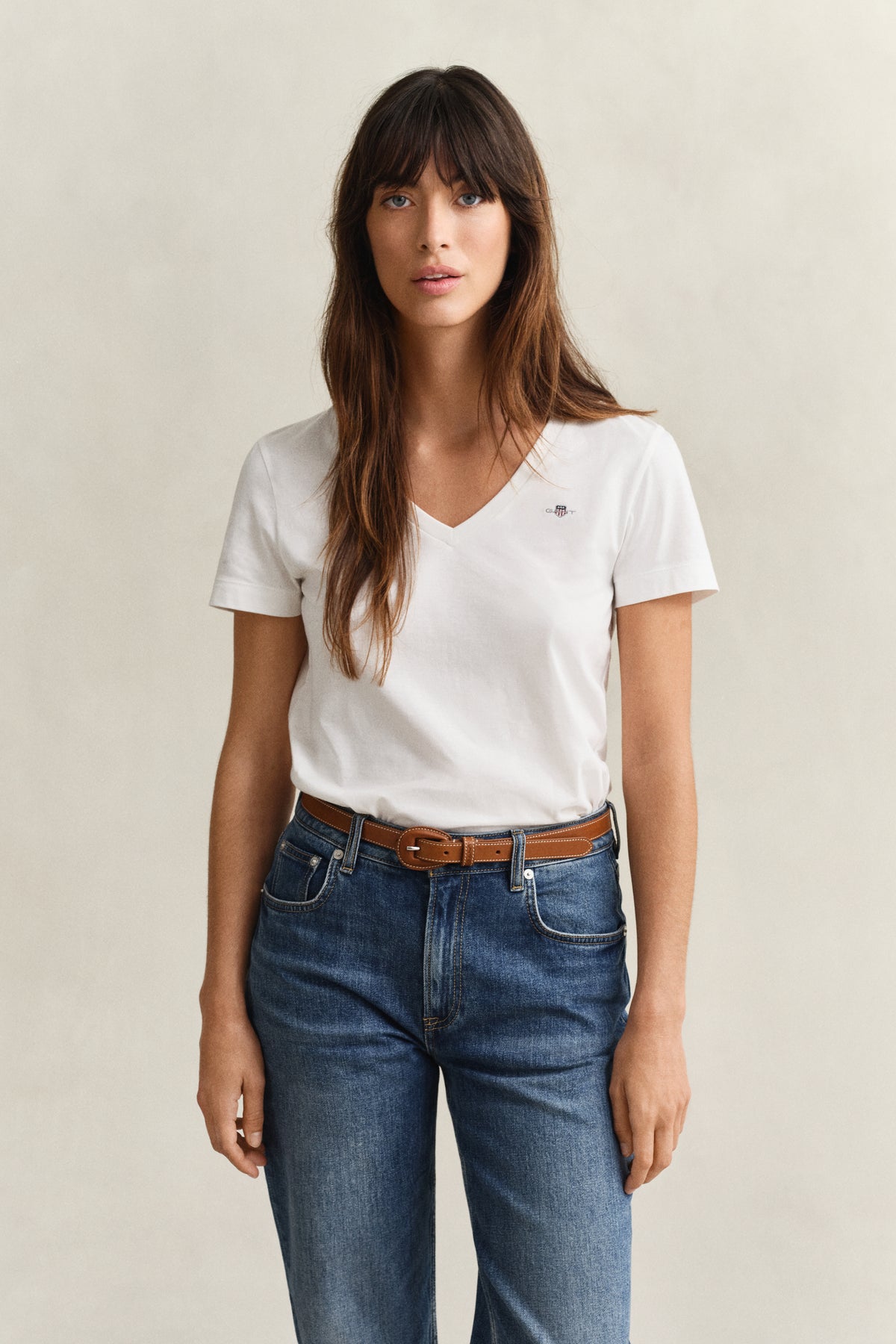 WHITE, REG SHIELD SS V-NECK T-SHIRT BY GANT AU.