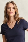 EVENING BLUE, REG SHIELD SS V-NECK T-SHIRT, CLOSE-UP BY GANT AU.