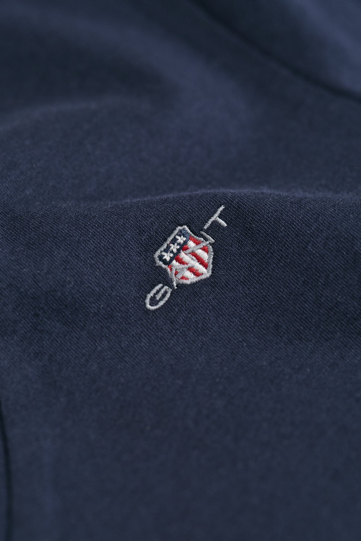 EVENING BLUE, REG SHIELD SS V-NECK T-SHIRT, CLOSE-UP BY GANT AU.