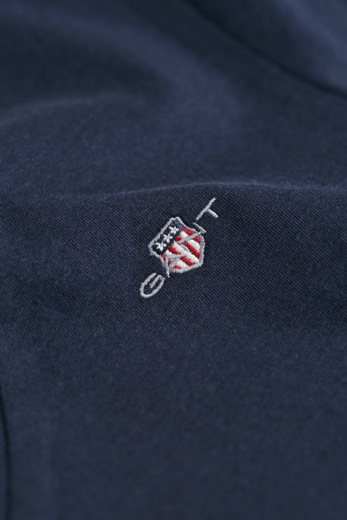 EVENING BLUE, REG SHIELD SS V-NECK T-SHIRT, CLOSE-UP BY GANT AU.