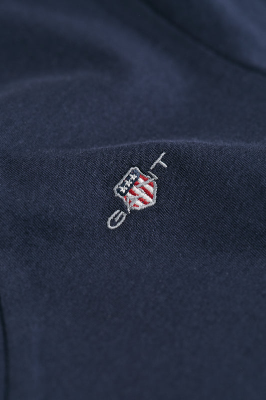 EVENING BLUE, REG SHIELD SS V-NECK T-SHIRT, CLOSE-UP BY GANT AU.