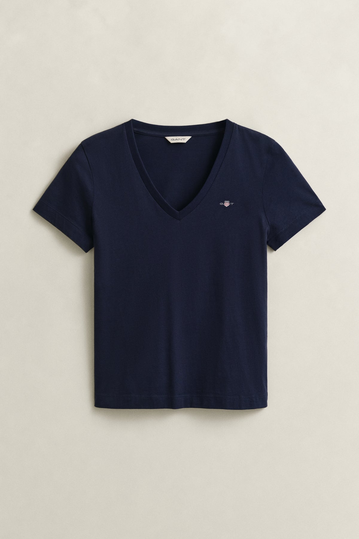 EVENING BLUE, REG SHIELD SS V-NECK T-SHIRT BY GANT AU.