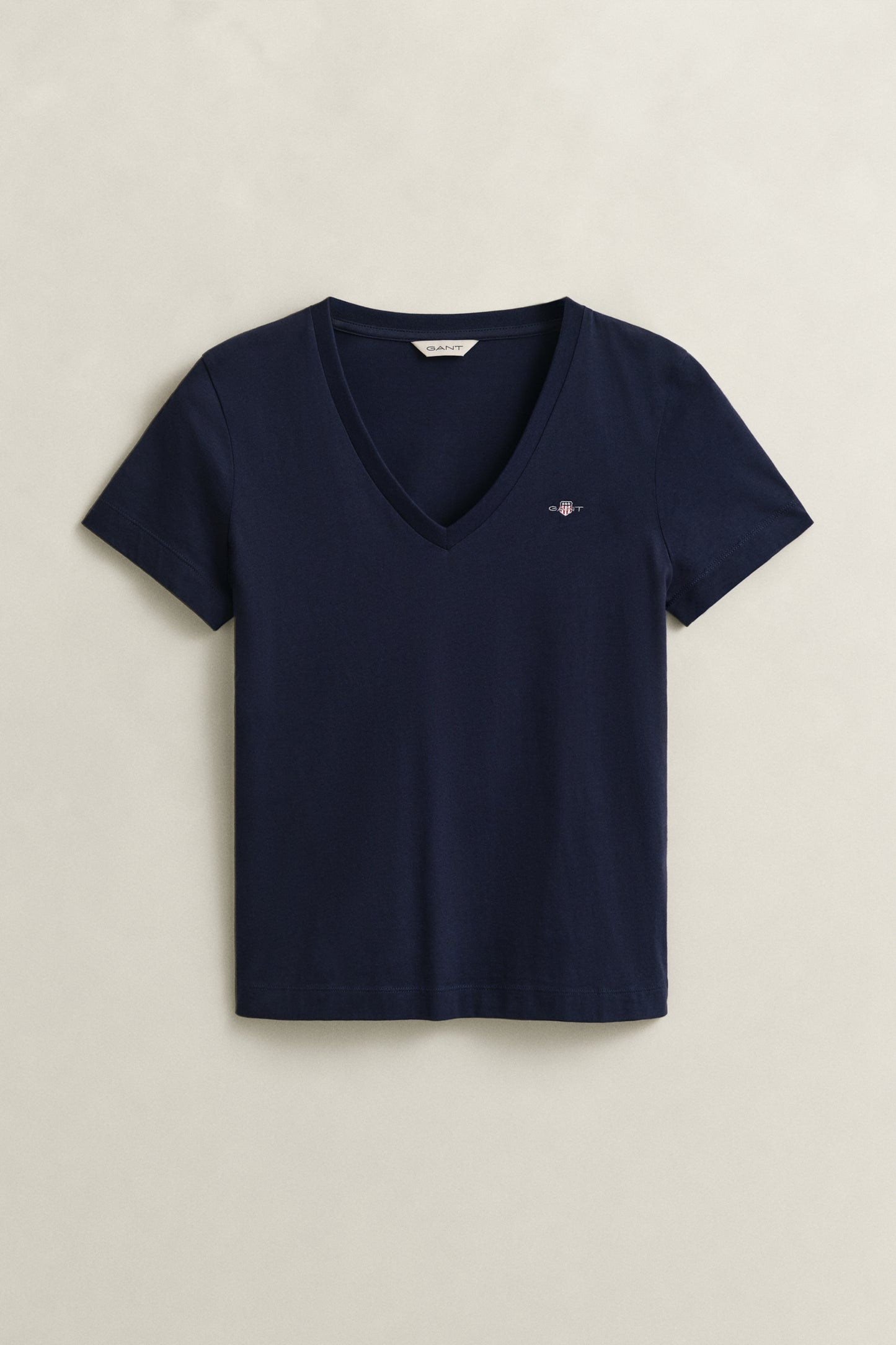 EVENING BLUE, REG SHIELD SS V-NECK T-SHIRT BY GANT AU.