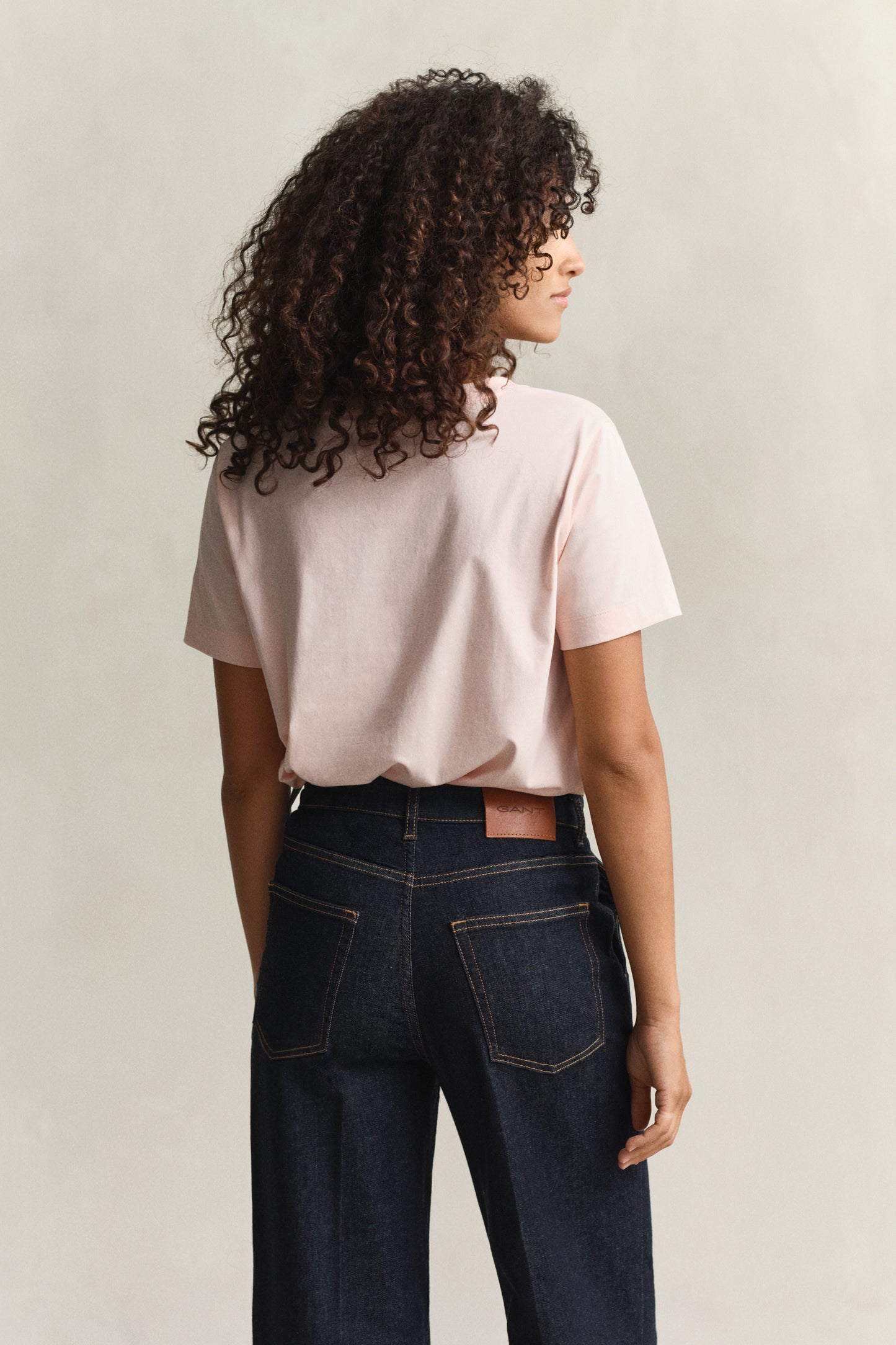 APRICOT PINK, REG SHIELD SS V-NECK T-SHIRT, BACK-VIEW BY GANT AU.