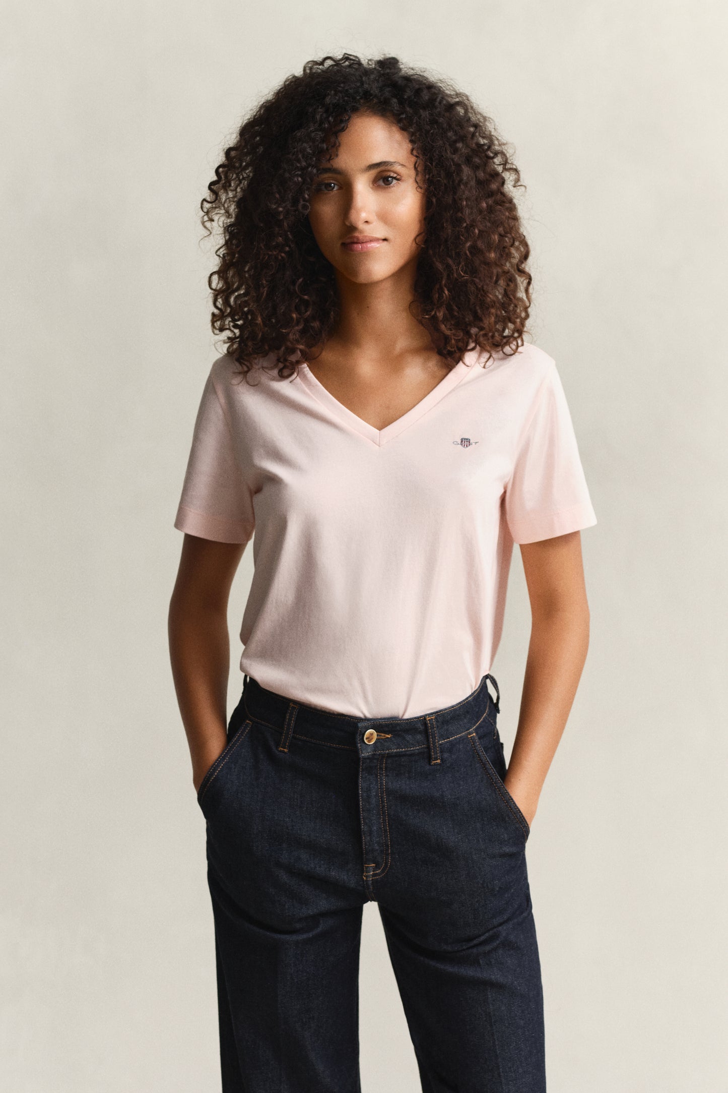 APRICOT PINK, REG SHIELD SS V-NECK T-SHIRT BY GANT AU.