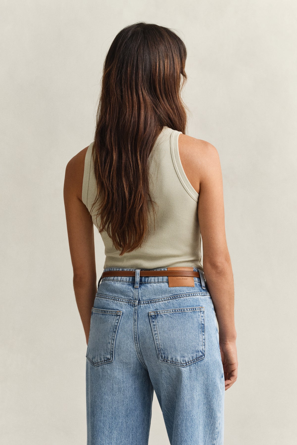 COUNTRY BEIGE, HIGH NECK RIB TANK TOP, BACK-VIEW BY GANT AU.