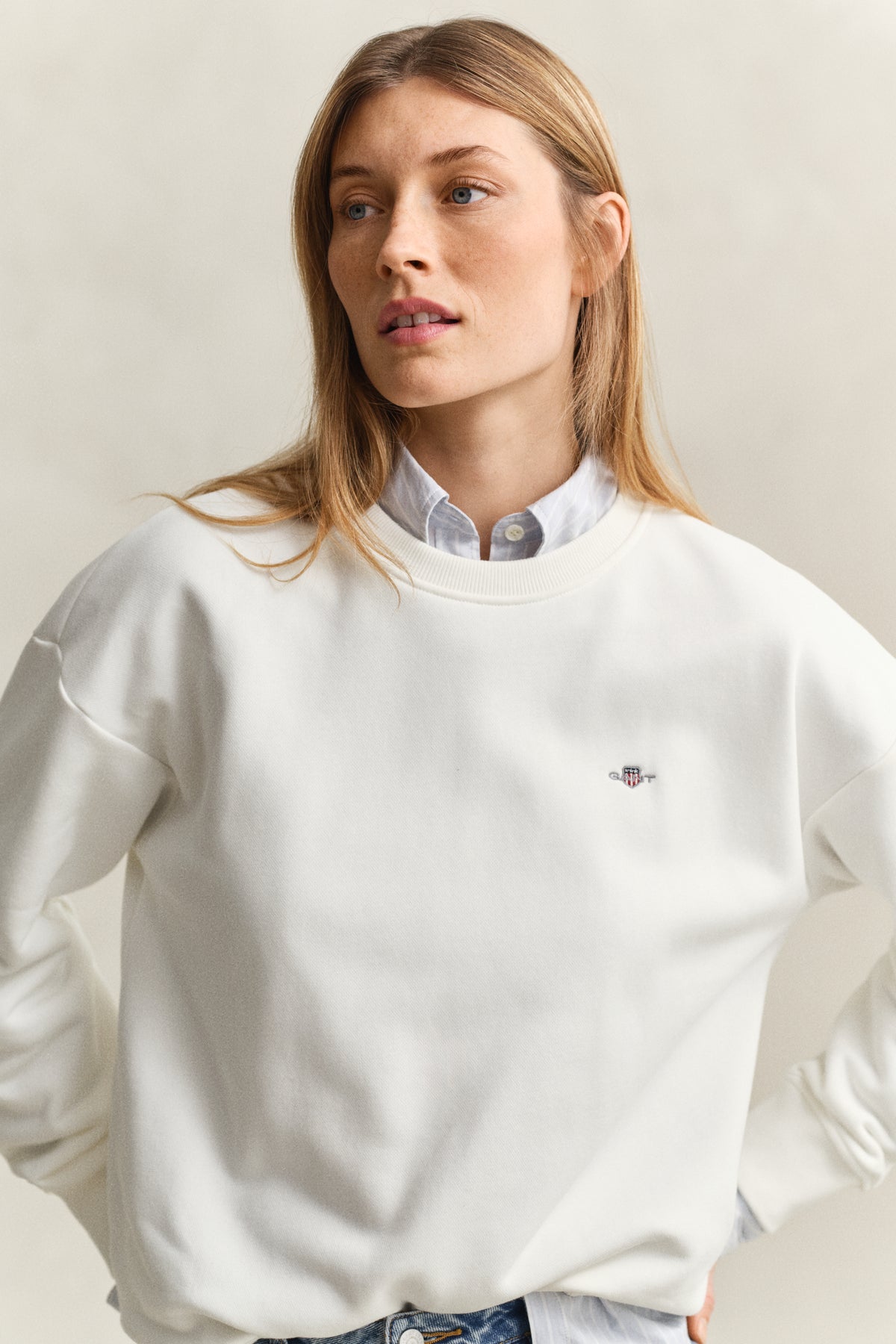 EGGSHELL, SHIELD C-NECK SWEAT, CLOSE-UP BY GANT AU.