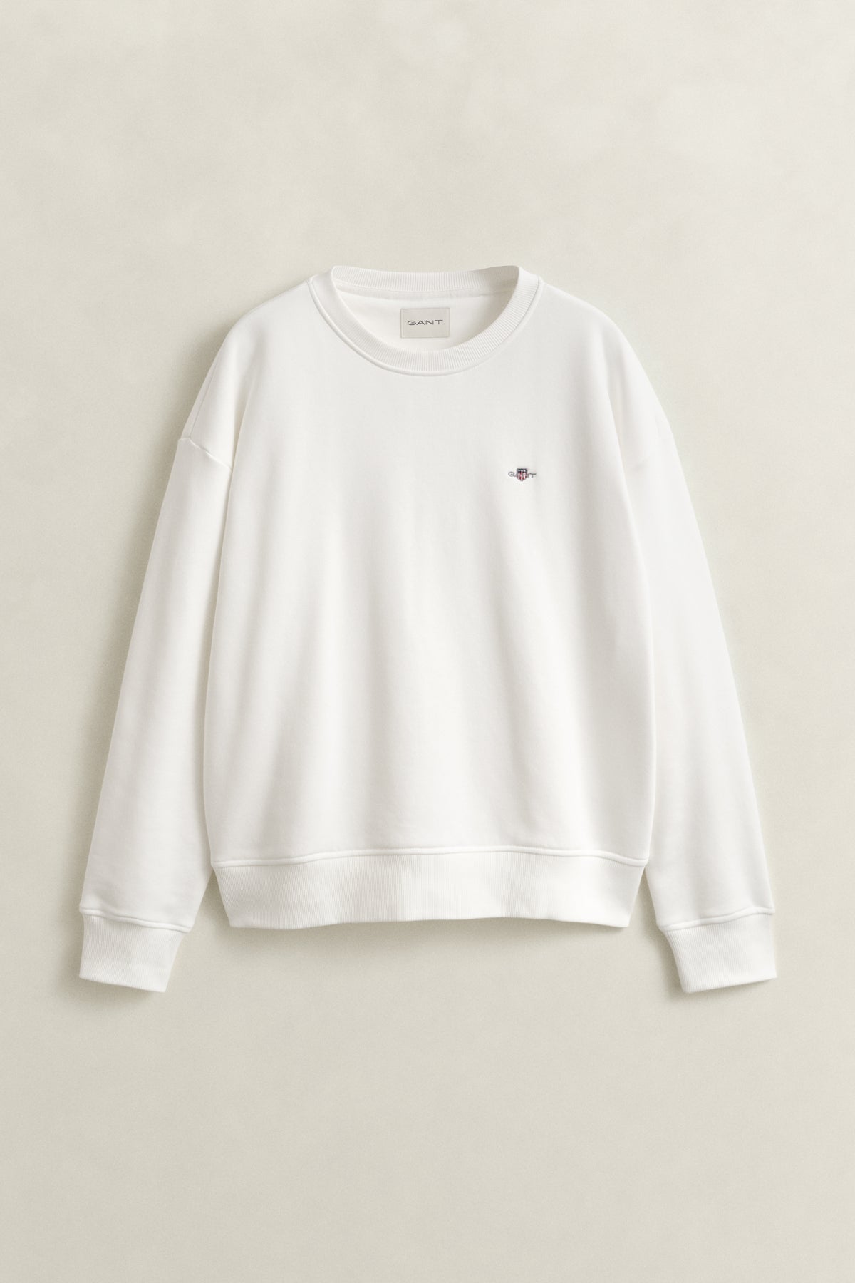 EGGSHELL, SHIELD C-NECK SWEAT, FLAT-LAY BY GANT AU.