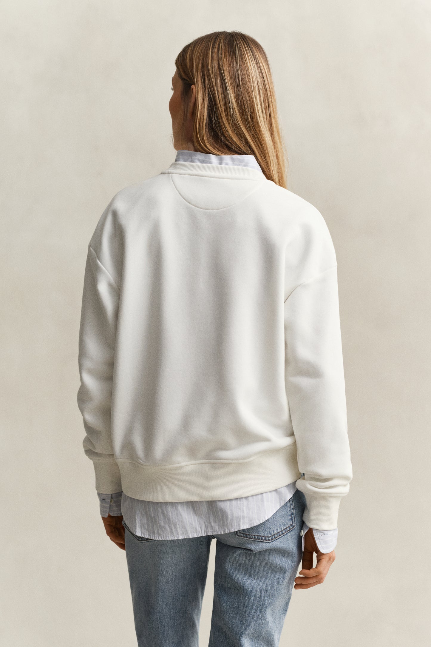 EGGSHELL, SHIELD C-NECK SWEAT, BACK-VIEW BY GANT AU.