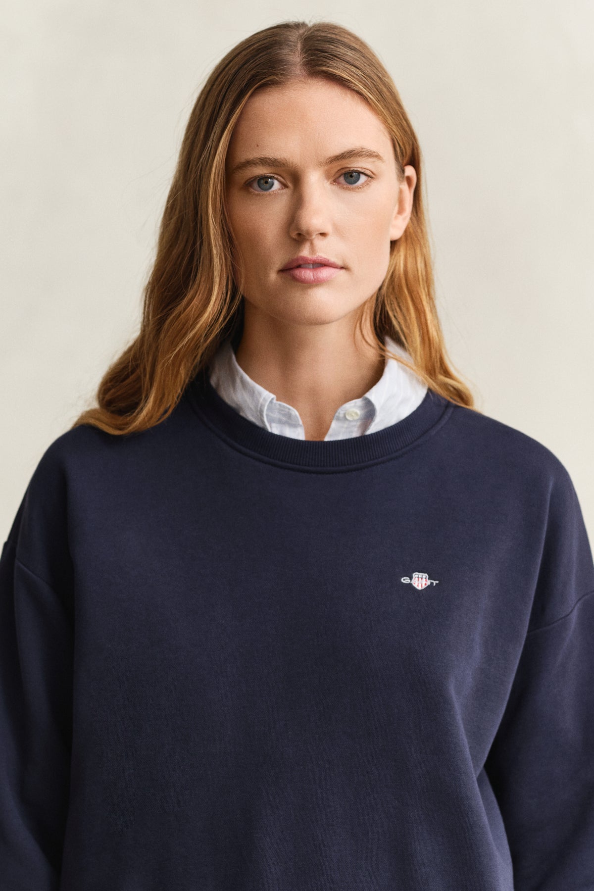 EVENING BLUE, SHIELD C-NECK SWEAT, CLOSE-UP BY GANT AU.