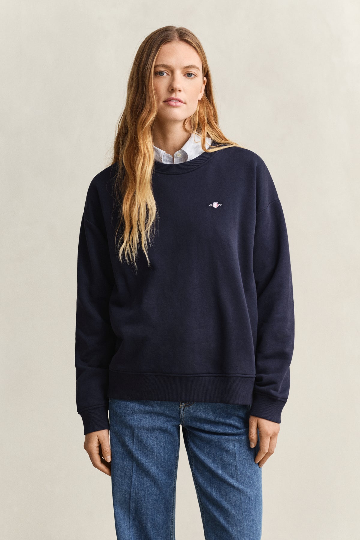 EVENING BLUE, SHIELD C-NECK SWEAT, FRONT-VIEW BY GANT AU.