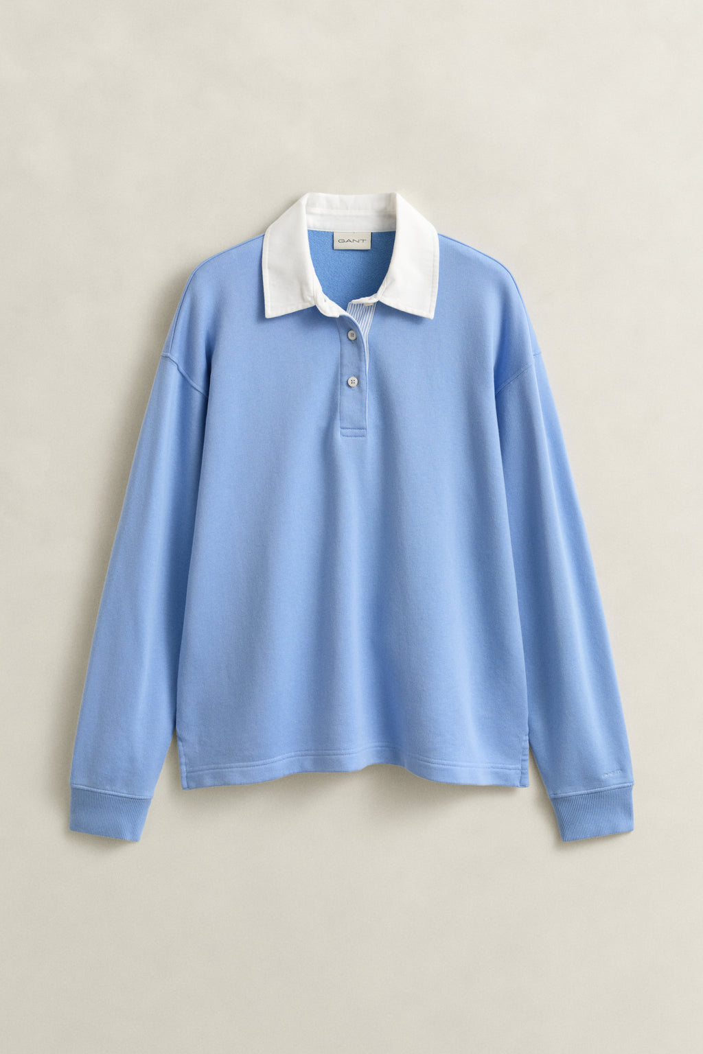 HYDRANGEA BLUE, RUGGER SWEATSHIRT, FLAT-LAY BY GANT AU.