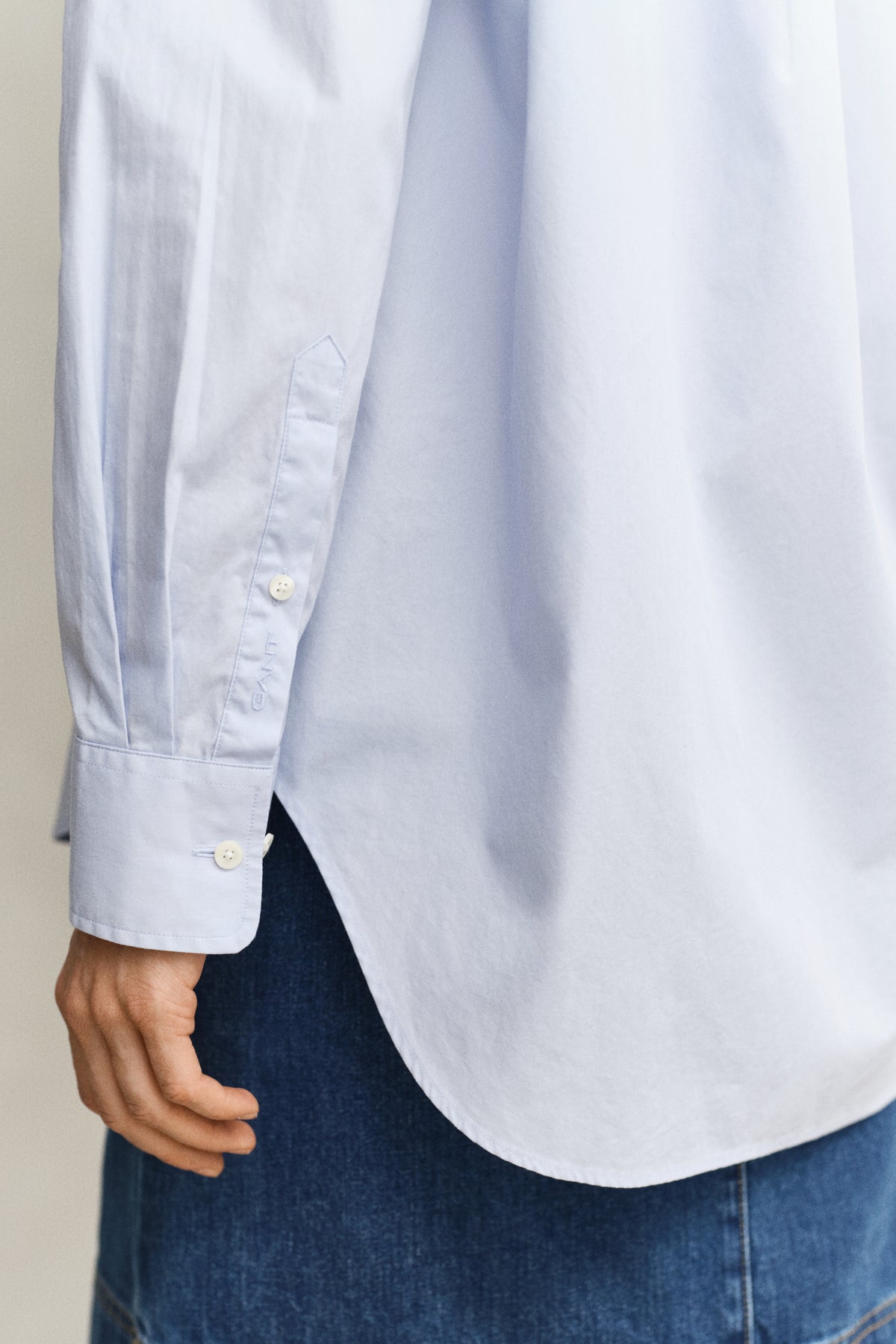 MODEL WEARING REL CLASSIC POPLIN SHIRT