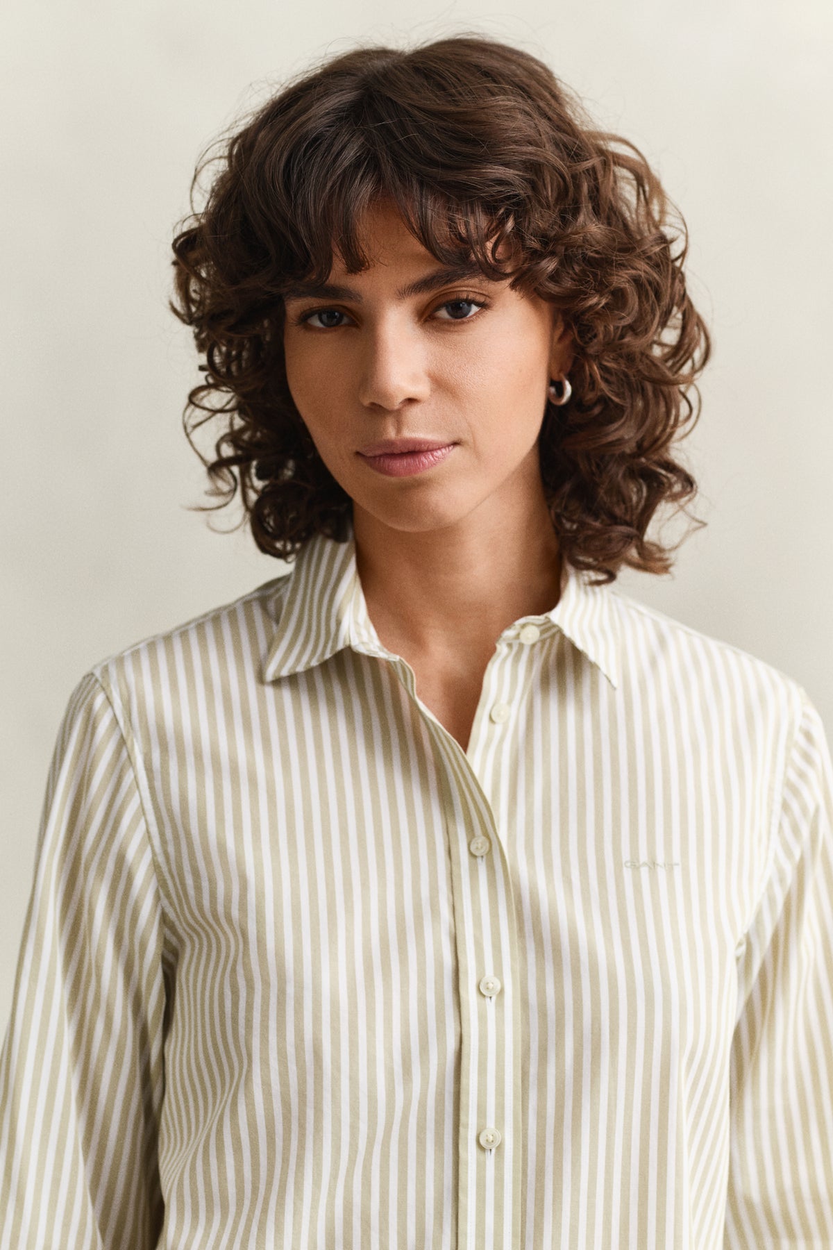 COUNTRY BEIGE, Classic Regular Poplin Shirt, CLOSE-UP BY GANT AU.