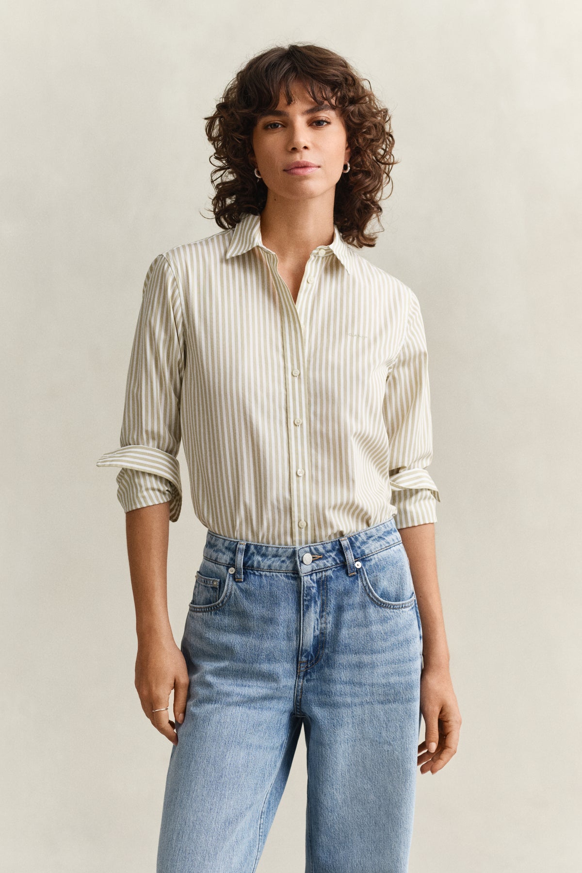 COUNTRY BEIGE, Classic Regular Poplin Shirt, FRONT-VIEW BY GANT AU.
