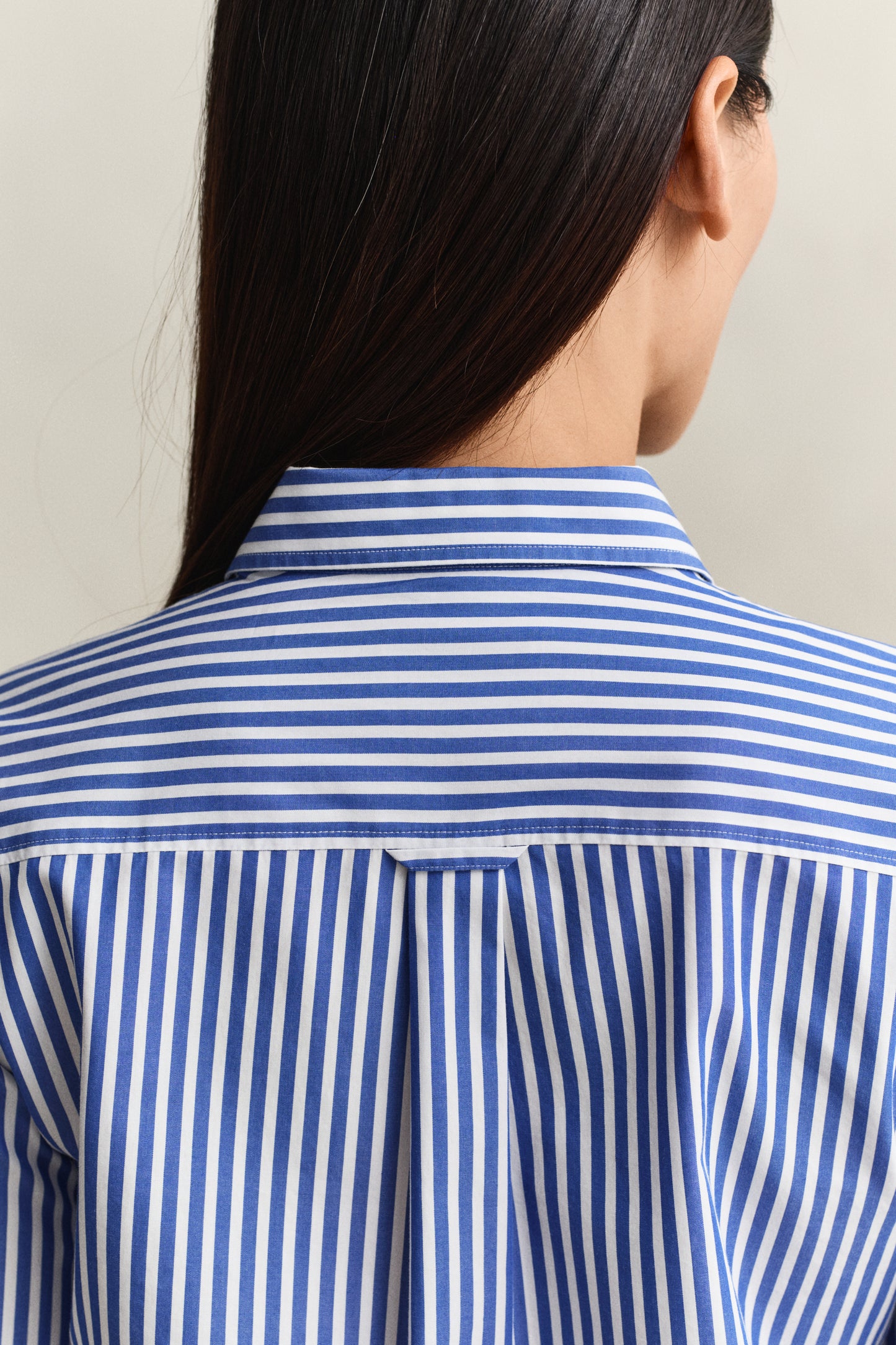ROYAL BLUE, REG CLASSIC POPLIN STRIPED SHIRT, CLOSE-UP BY GANT AU.
