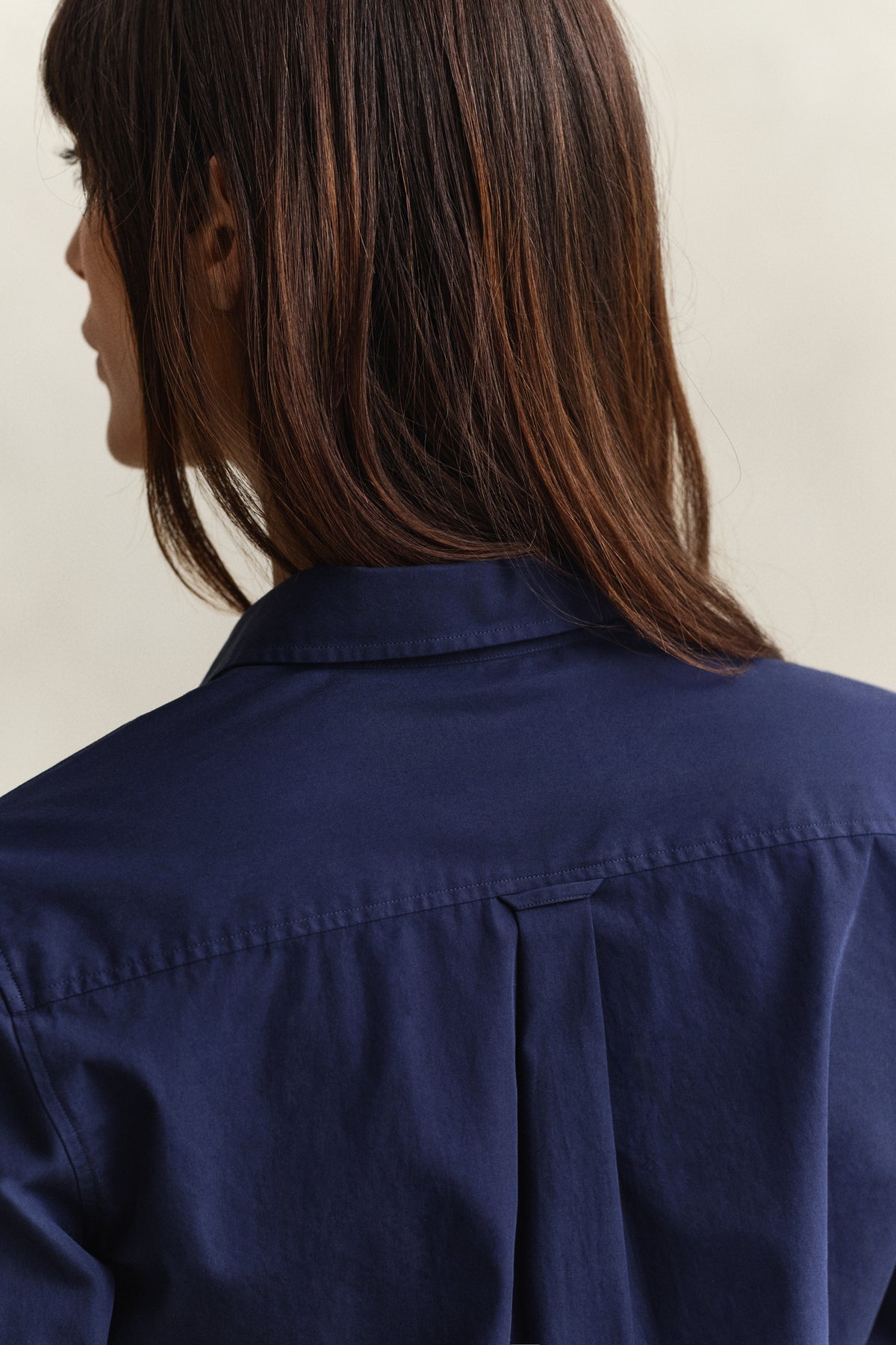 MODEL WEARING REG CLASSIC POPLIN SHIRT