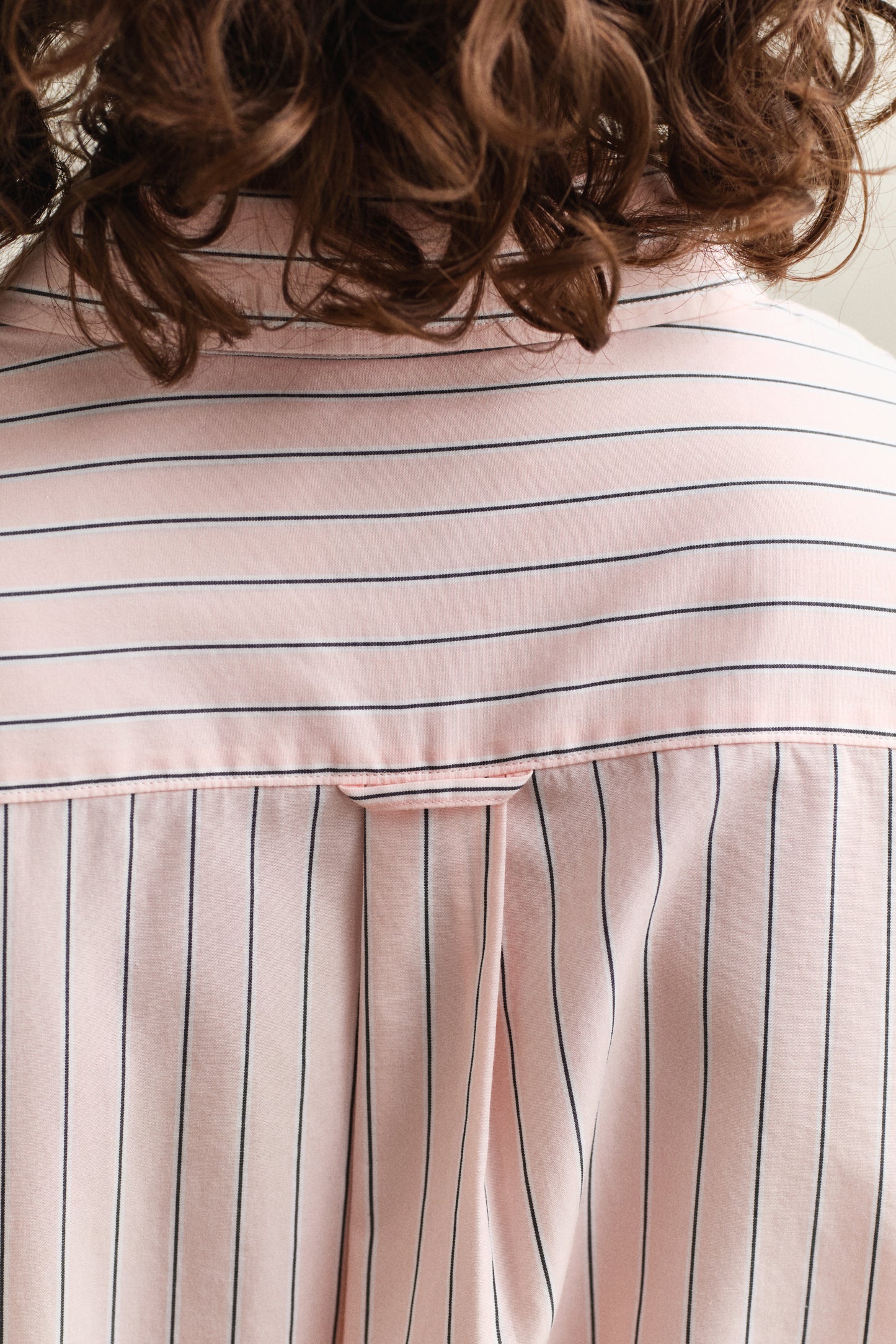 APRICOT PINK, REG CLASSIC POPLIN STRIPE SHIRT, CLOSE-UP BY GANT AU.
