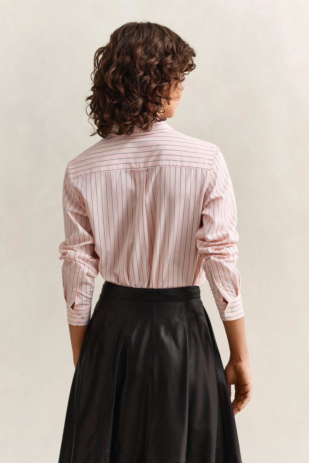 APRICOT PINK, REG CLASSIC POPLIN STRIPE SHIRT, BACK-VIEW BY GANT AU.