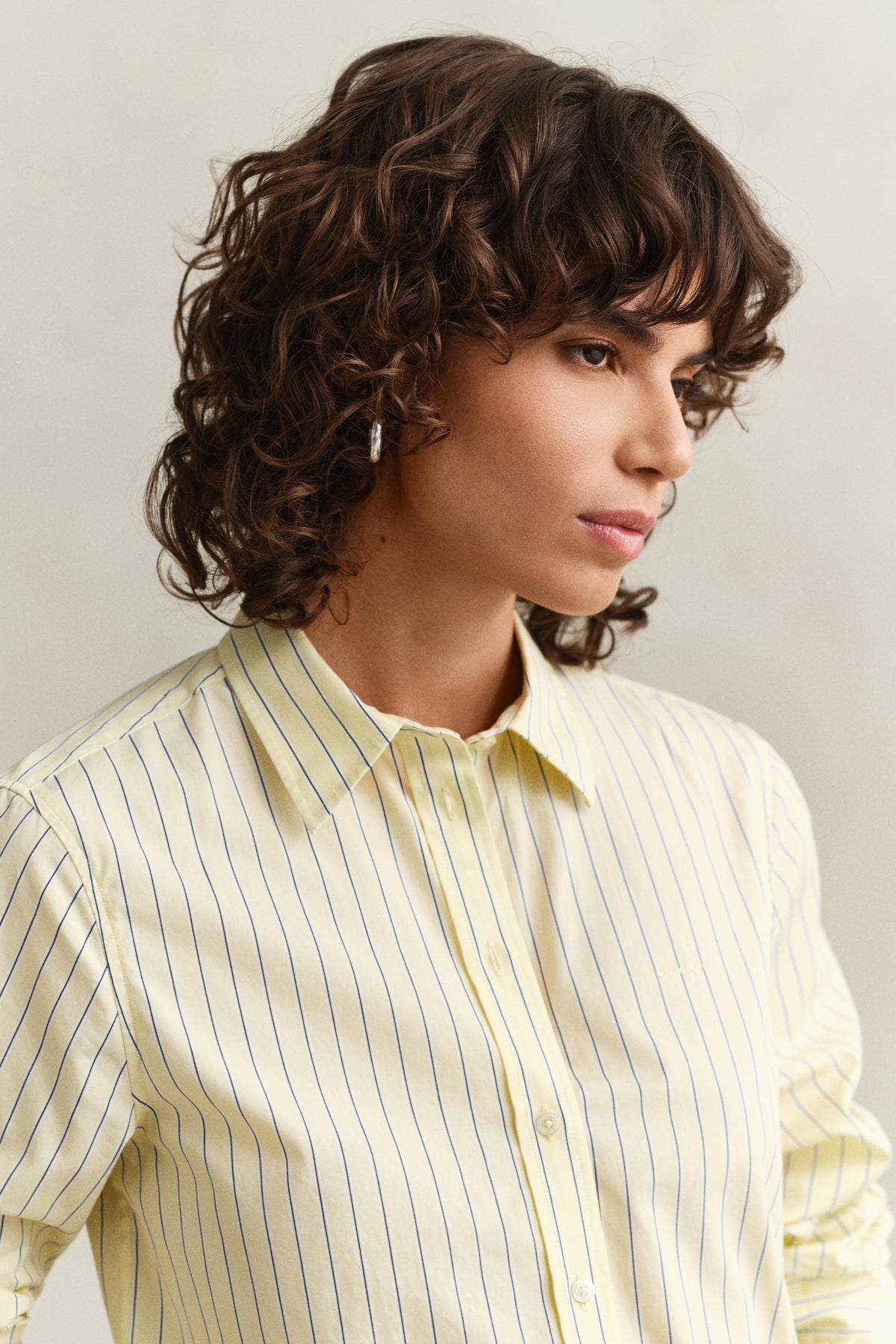 MODEL WEARING REG CLASSIC POPLIN STRIPE SHIRT