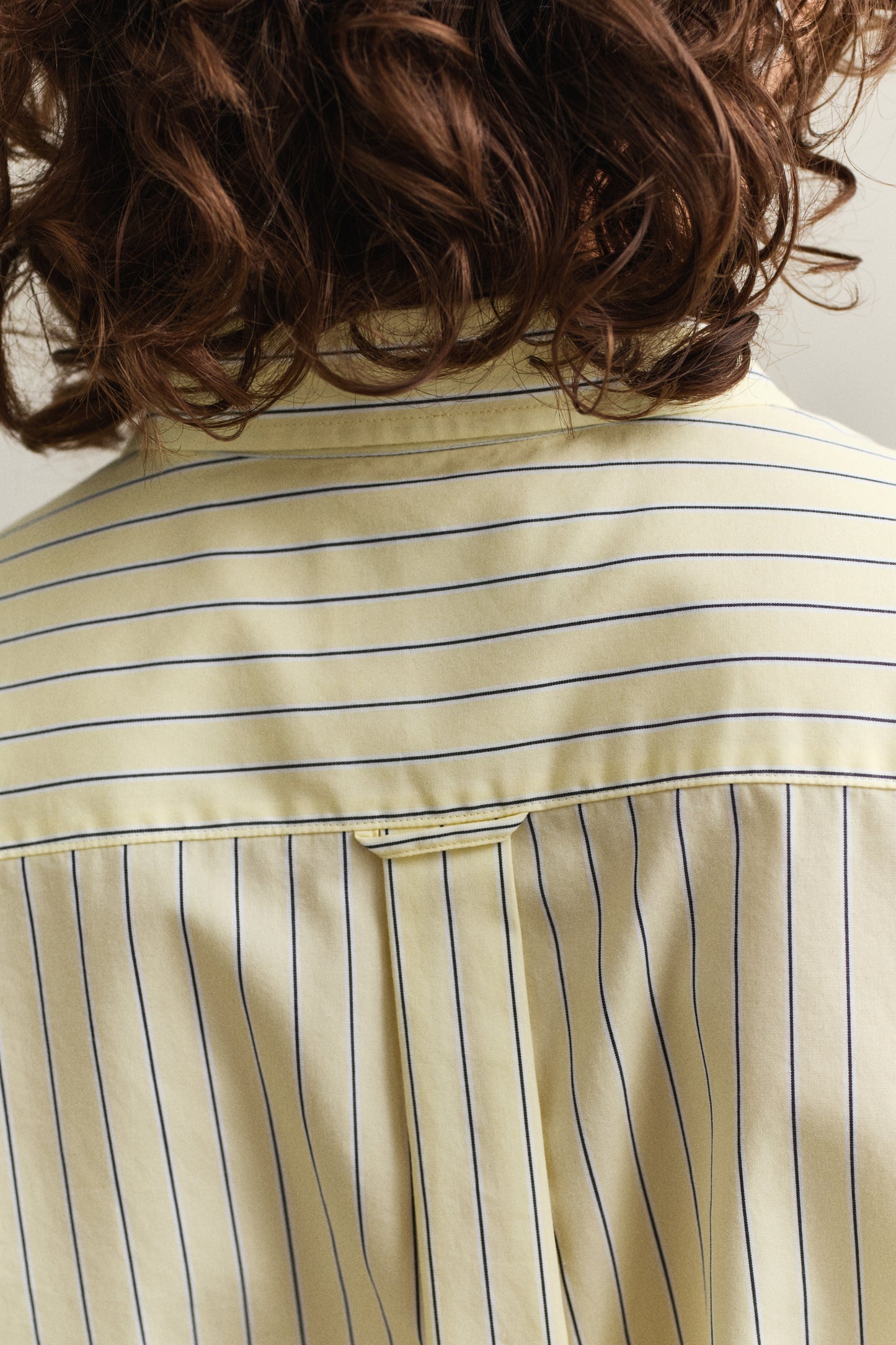 VANILLA YELLOW, REG CLASSIC POPLIN STRIPE SHIRT, CLOSE-UP BY GANT AU.