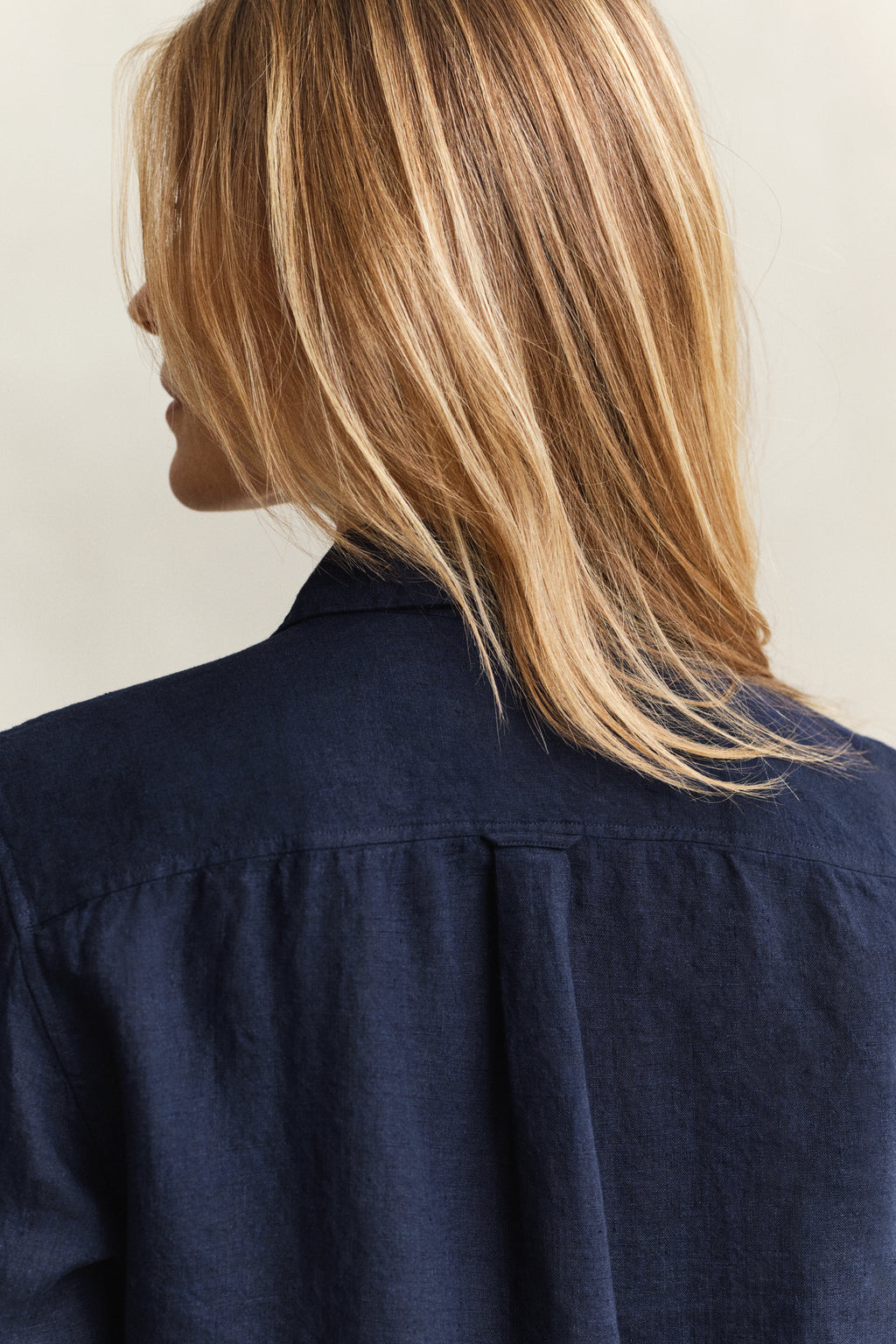 MODEL WEARING REG LINEN LS SHIRT